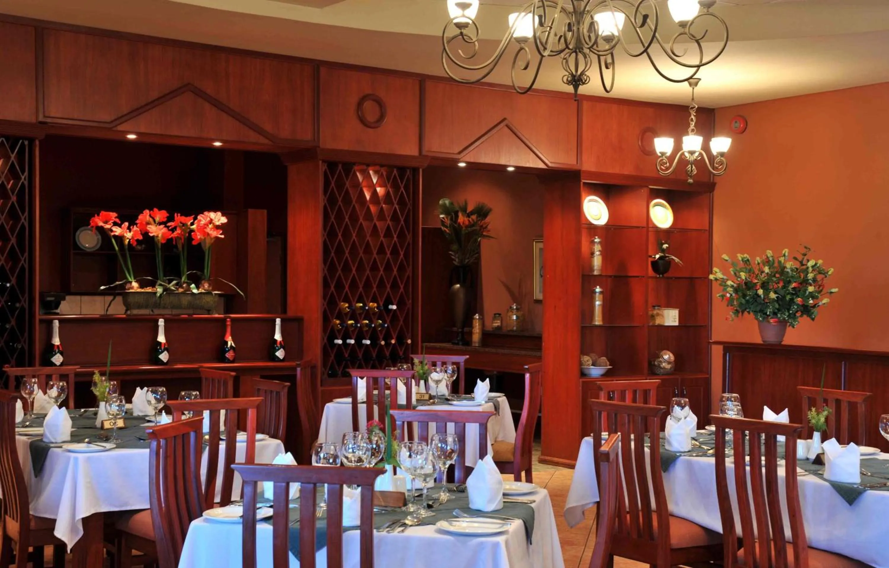 Restaurant/places to eat in M'kango Golfview Hotel