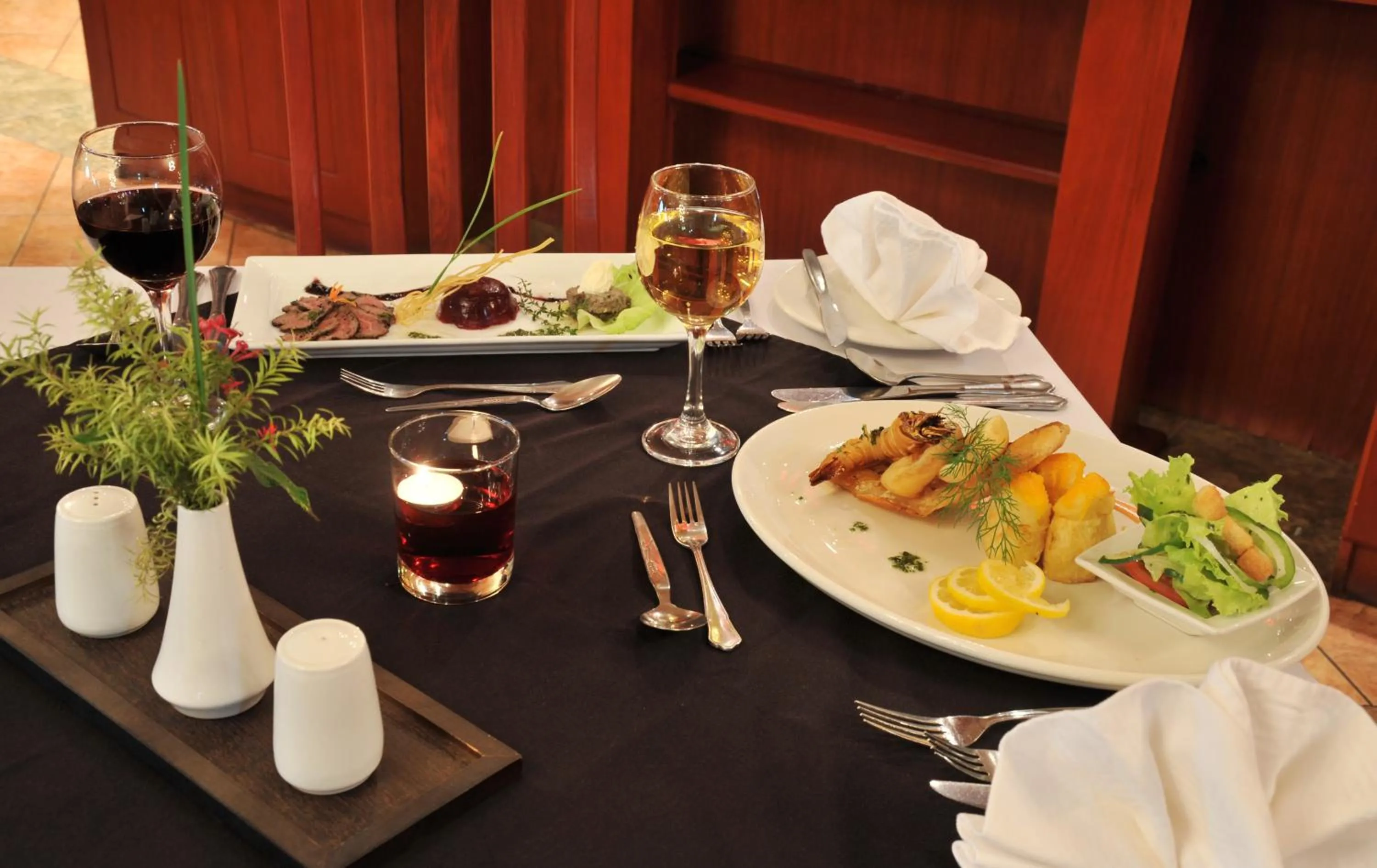 Restaurant/places to eat in M'kango Golfview Hotel