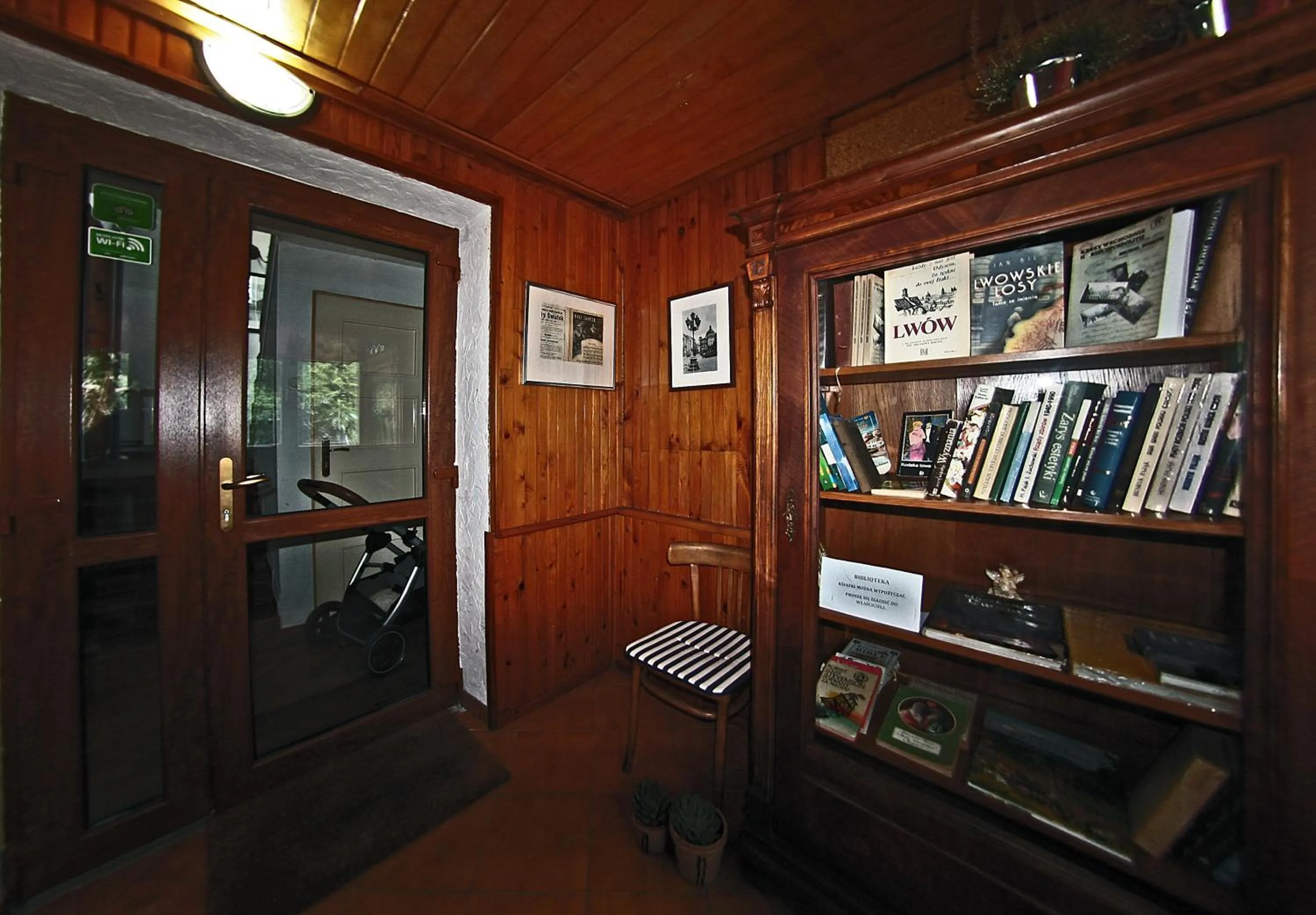 Library in Dom Lwowski