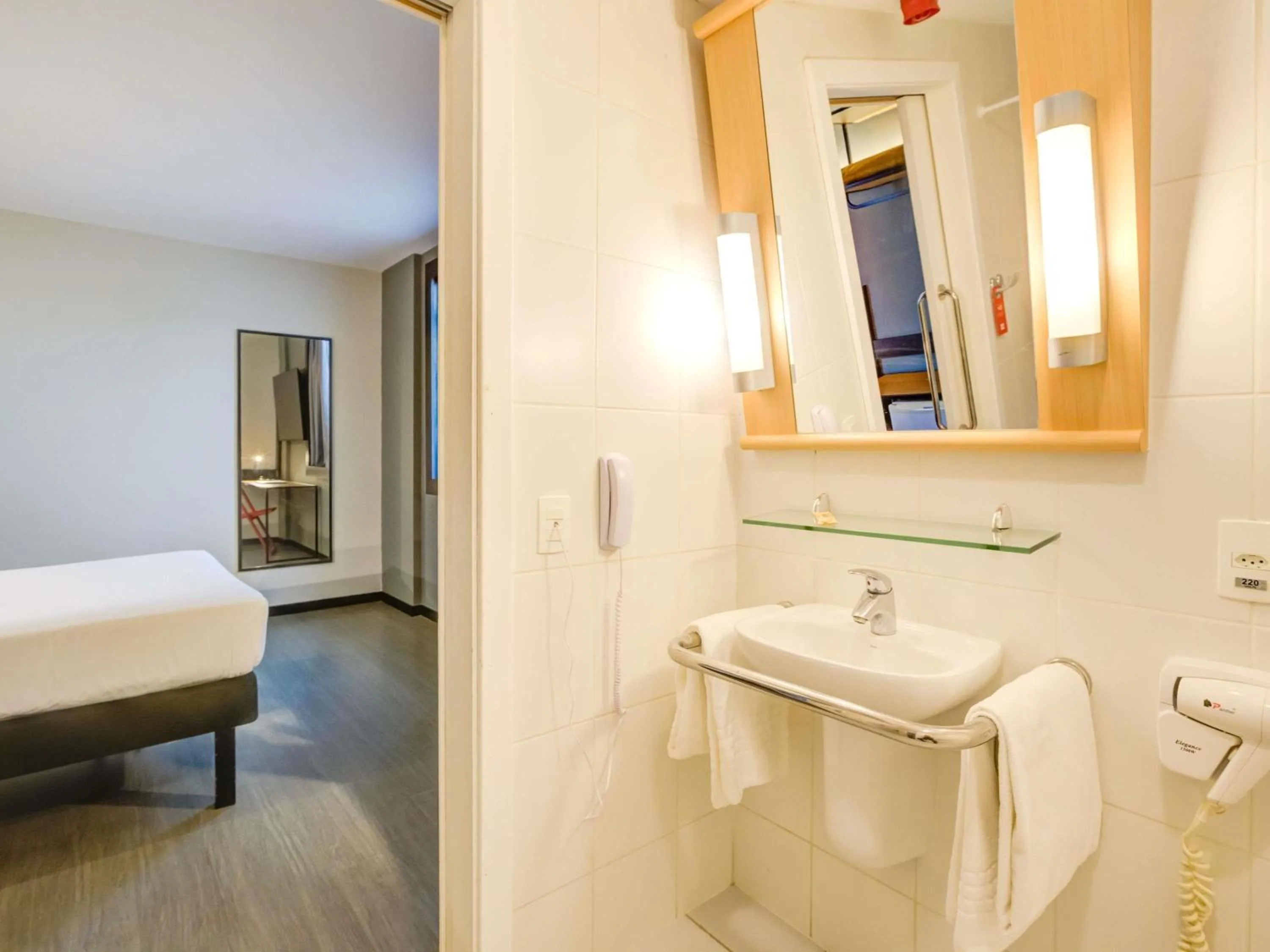 Bathroom, Bed in ibis Rio de Janeiro Barra da Tijuca