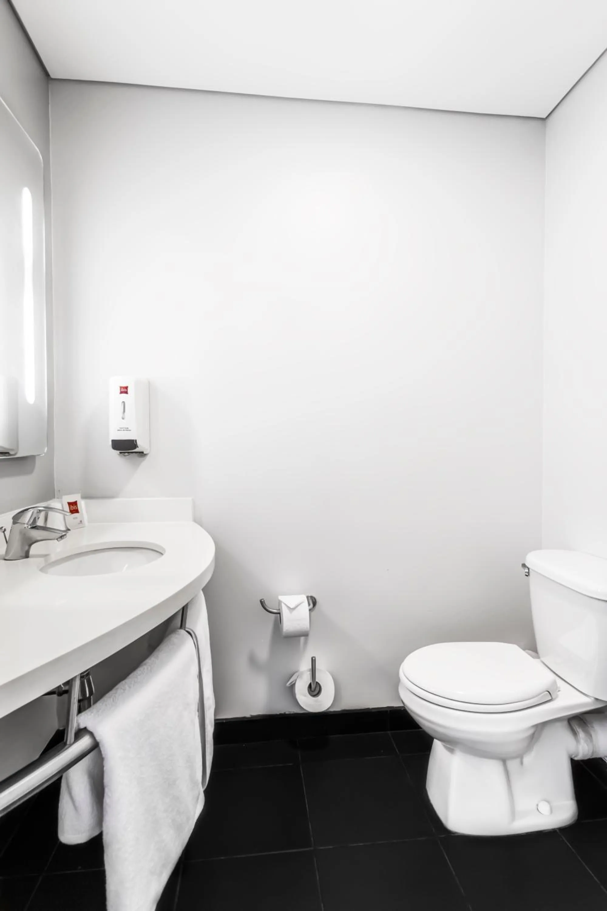 Bathroom in ibis Cartagena Marbella