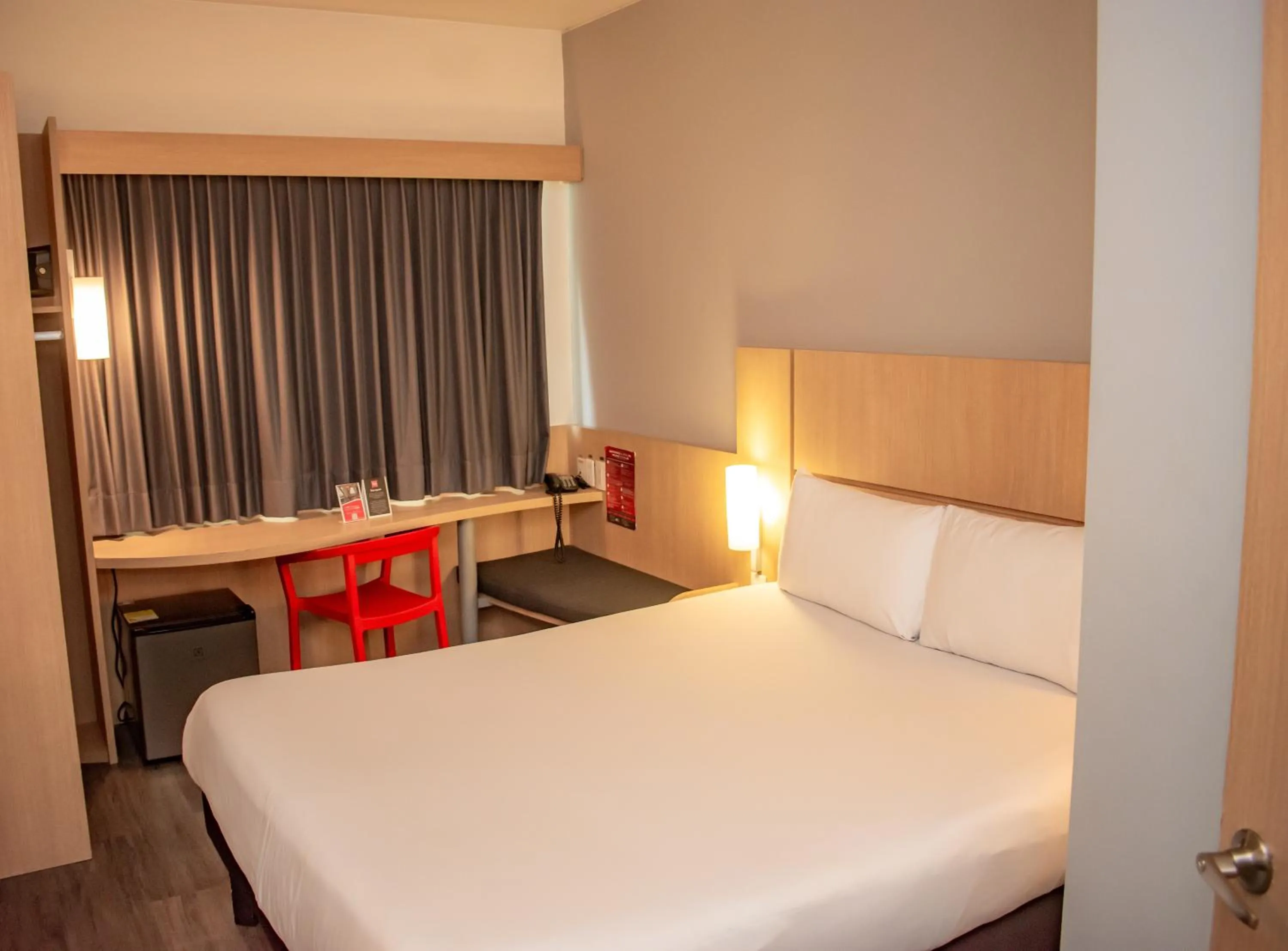 Photo of the whole room, Bed in ibis Cartagena Marbella