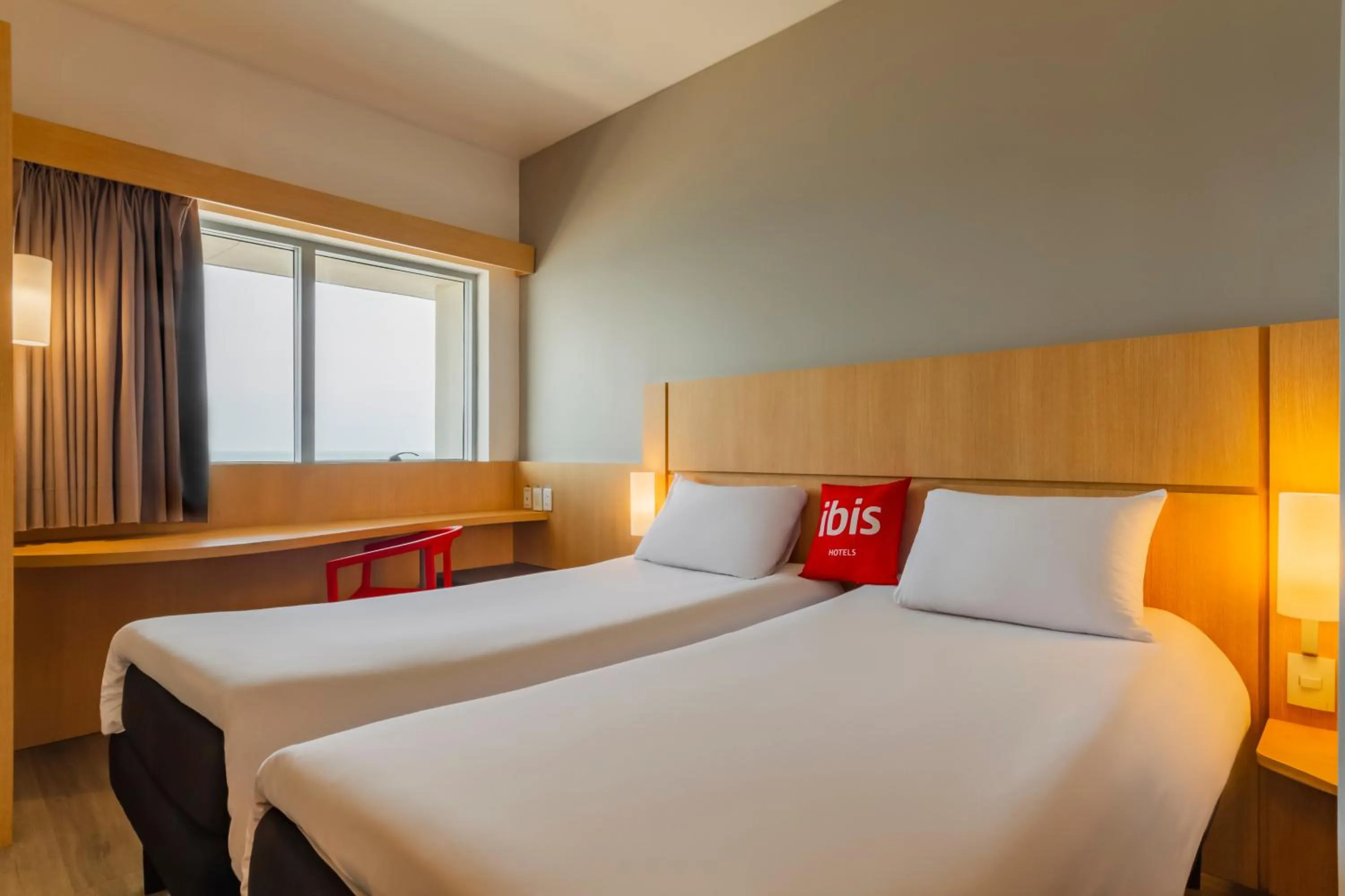 Photo of the whole room, Bed in ibis Cartagena Marbella