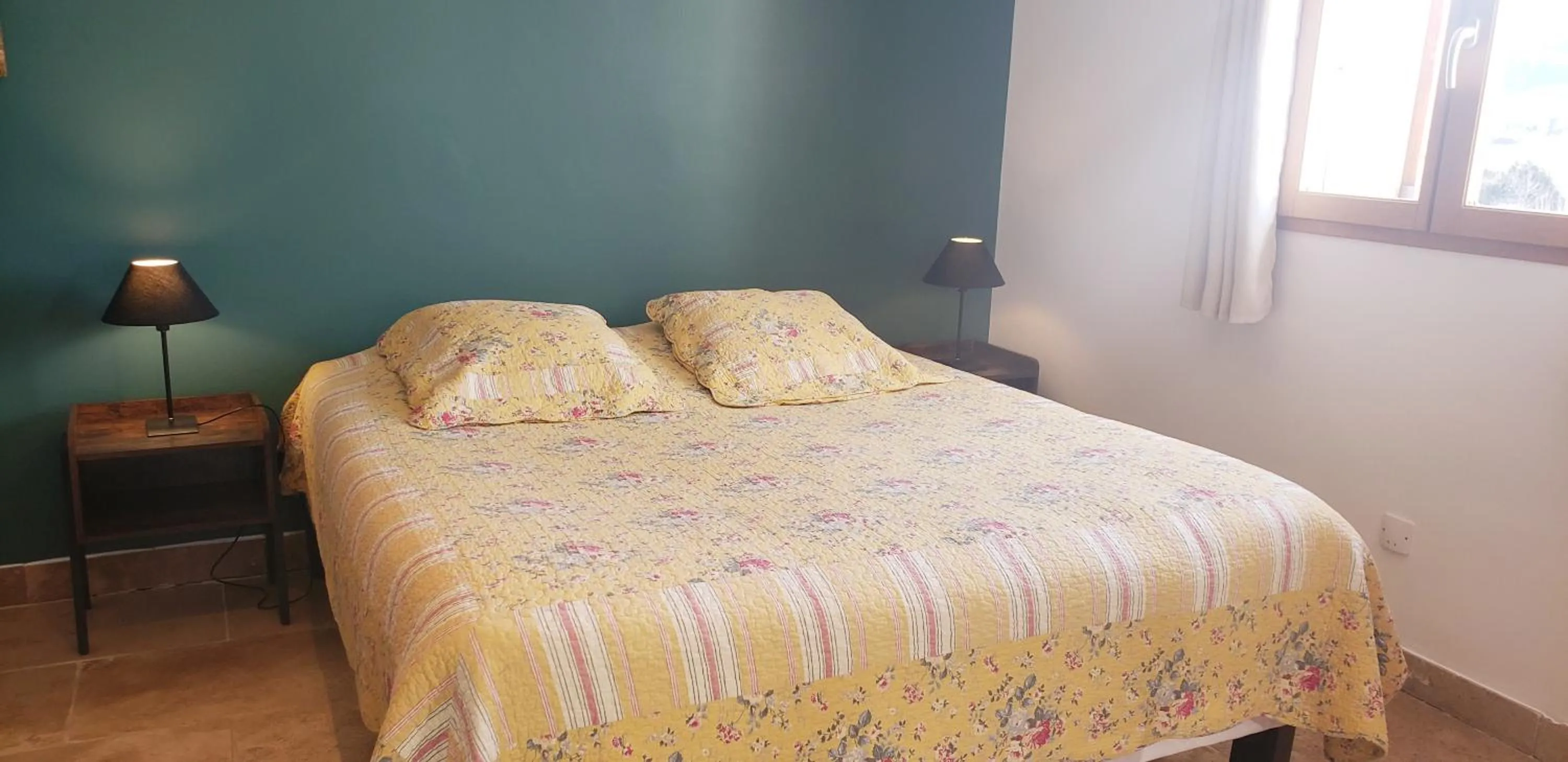 "Les Lauriers" chambre indépendante climatisée avec terrasse et parking privée