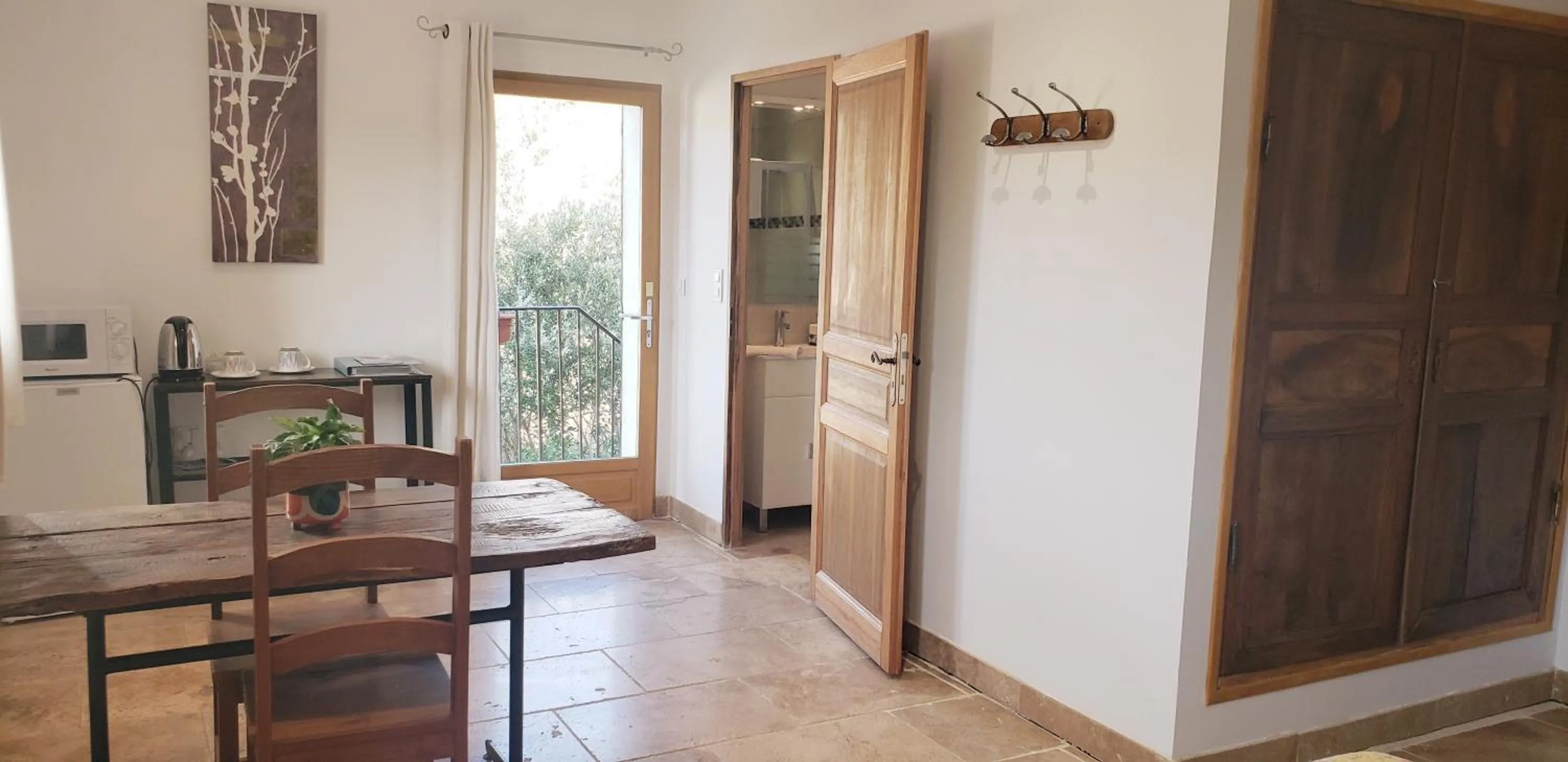 "Les Lauriers" chambre indépendante climatisée avec terrasse et parking privée