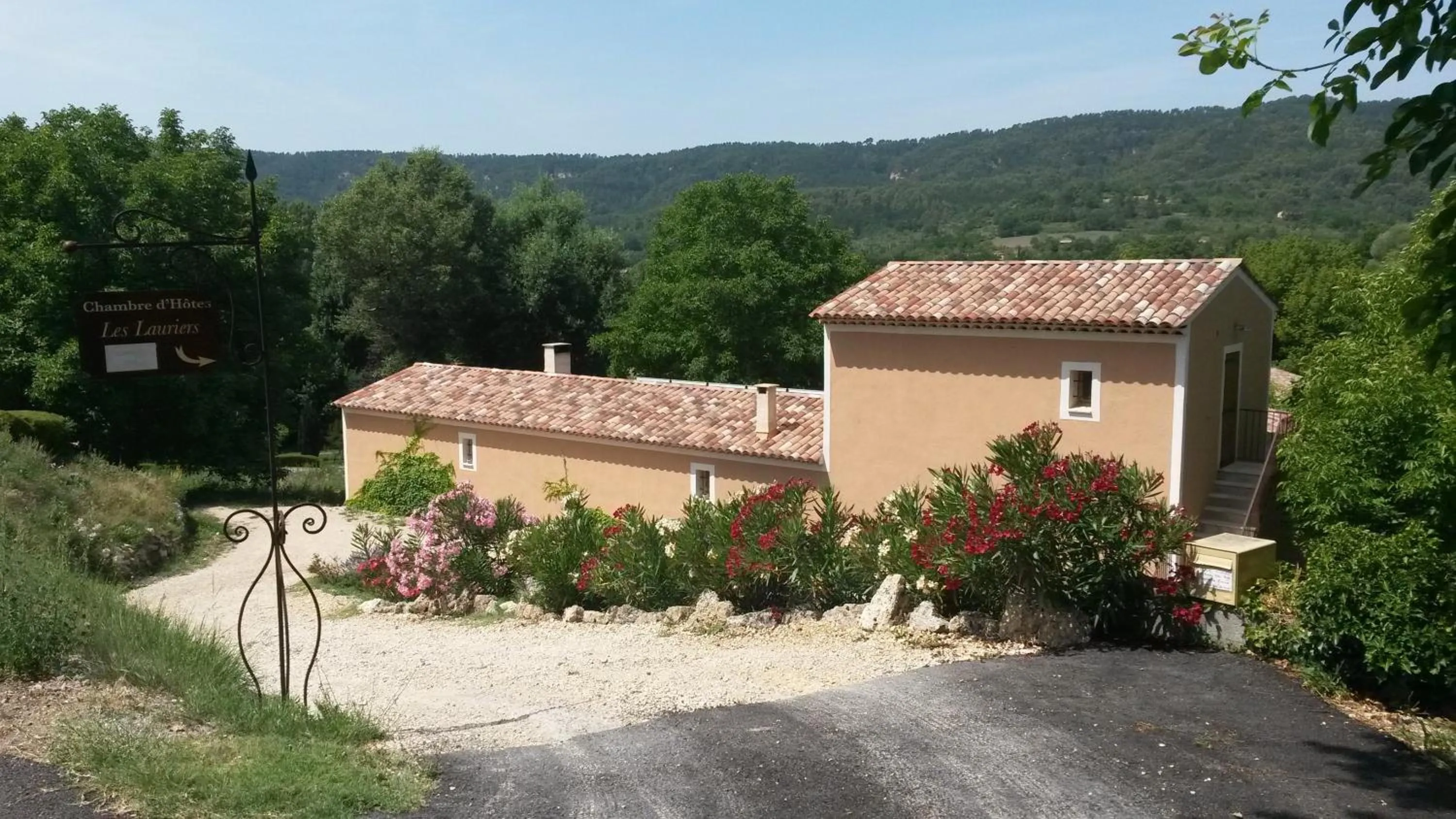 "Les Lauriers" chambre indépendante climatisée avec terrasse et parking privée
