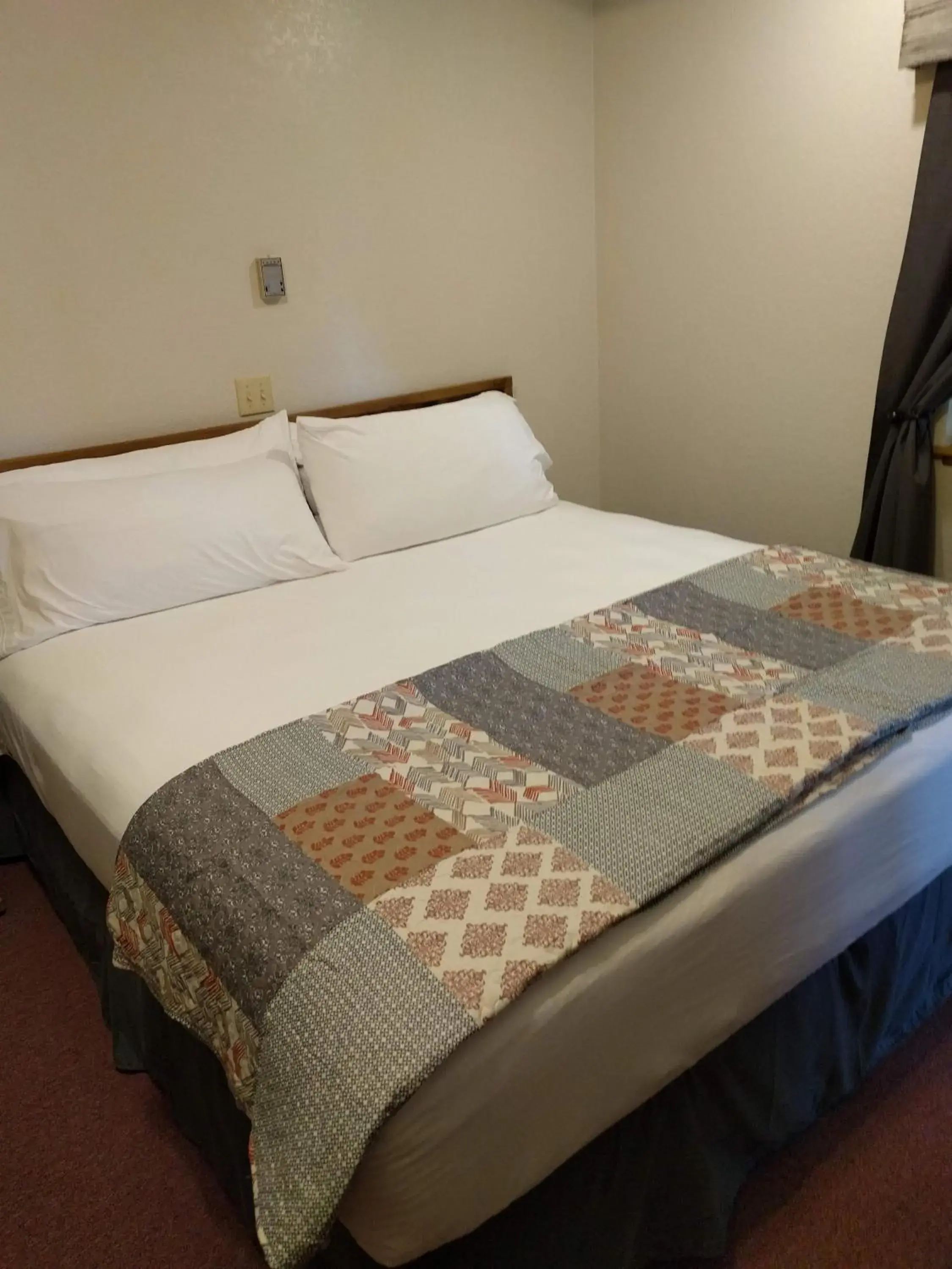 King Room in The BarnwooD Inn King Room in The BarnwooD Inn