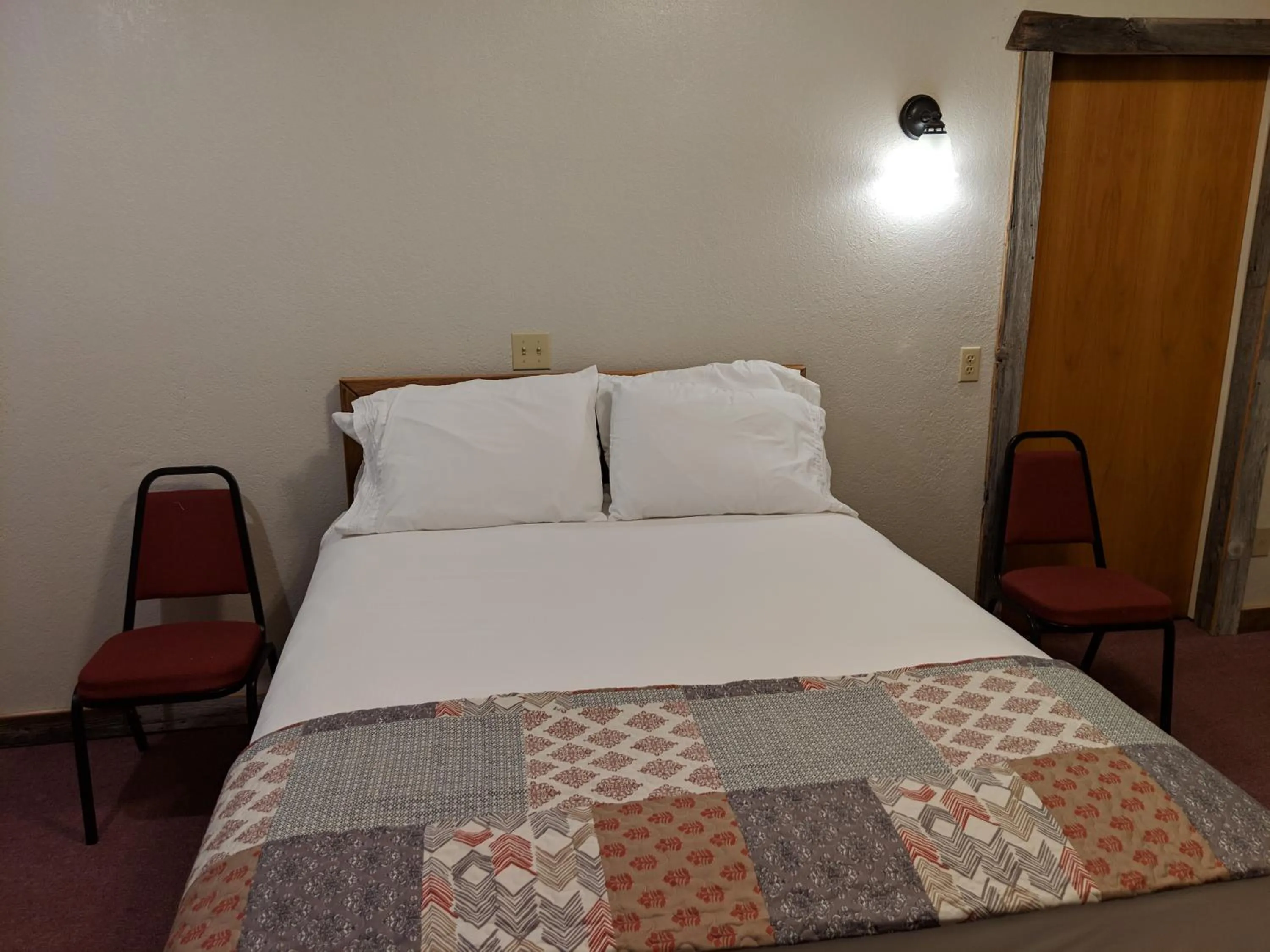 Bed in The BarnwooD Inn