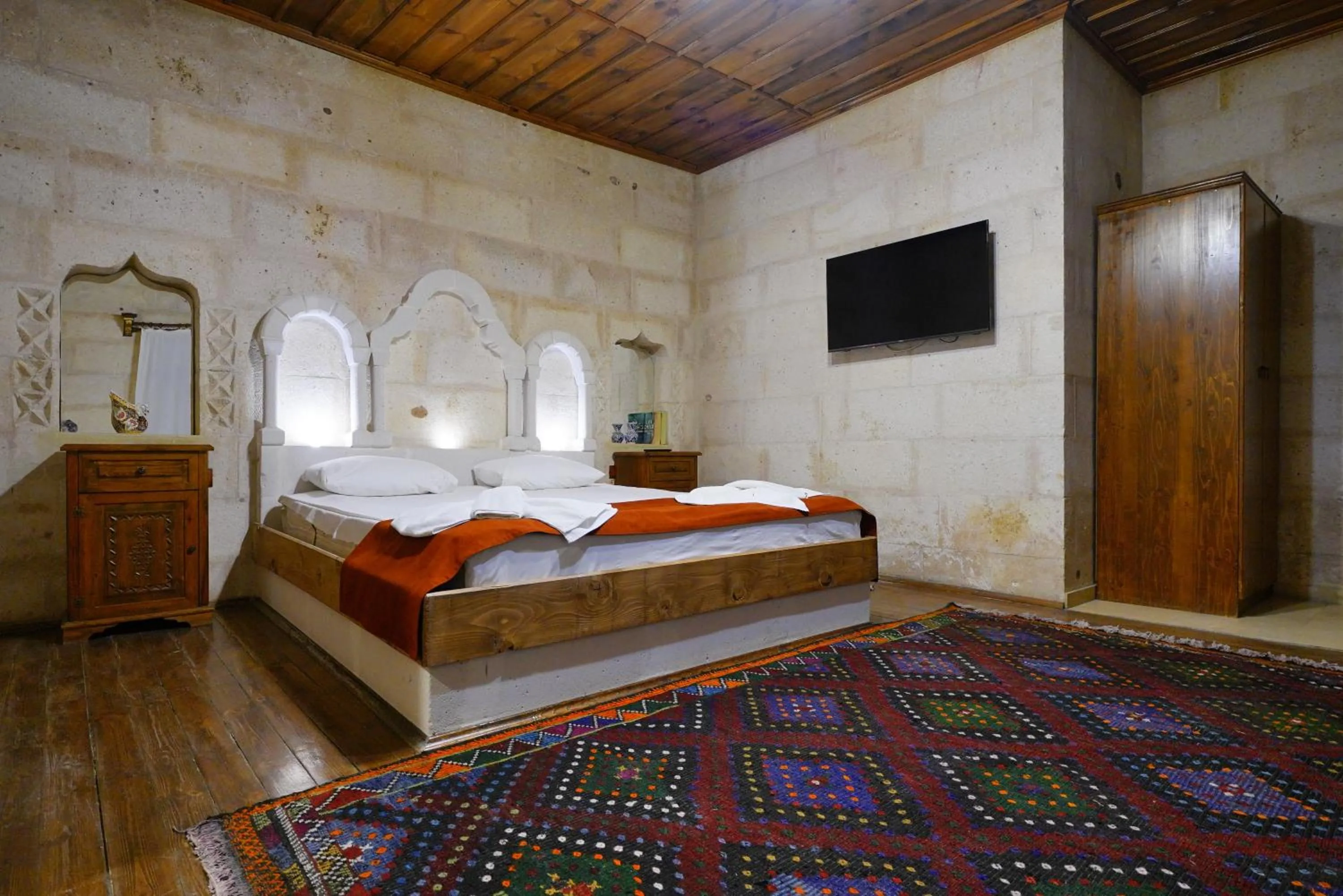 Traditional Room with Fireplace and Balcony in Glory Art Stone House
