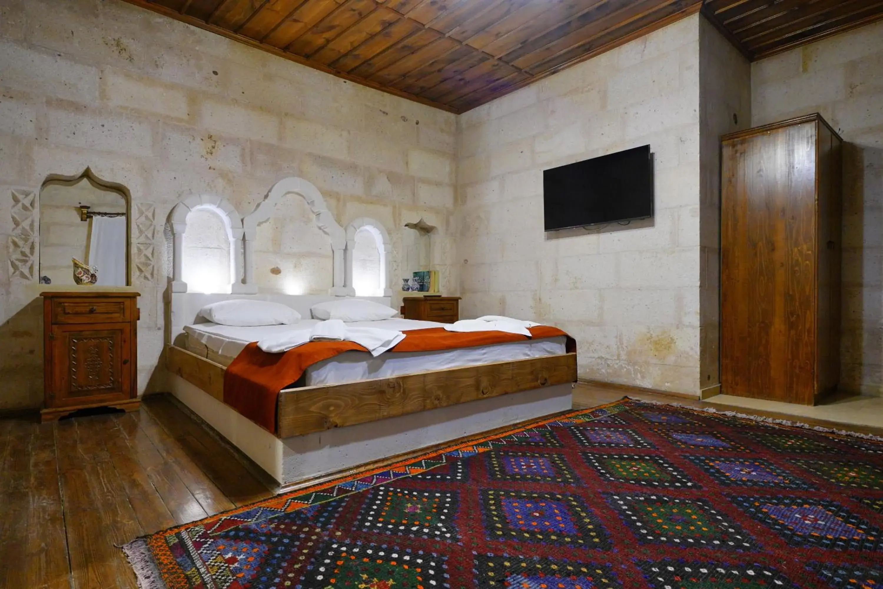 Traditional Room with Fireplace and Balcony in Glory Art Stone House Traditional Room with Fireplace and Balcony in Glory Art Stone House