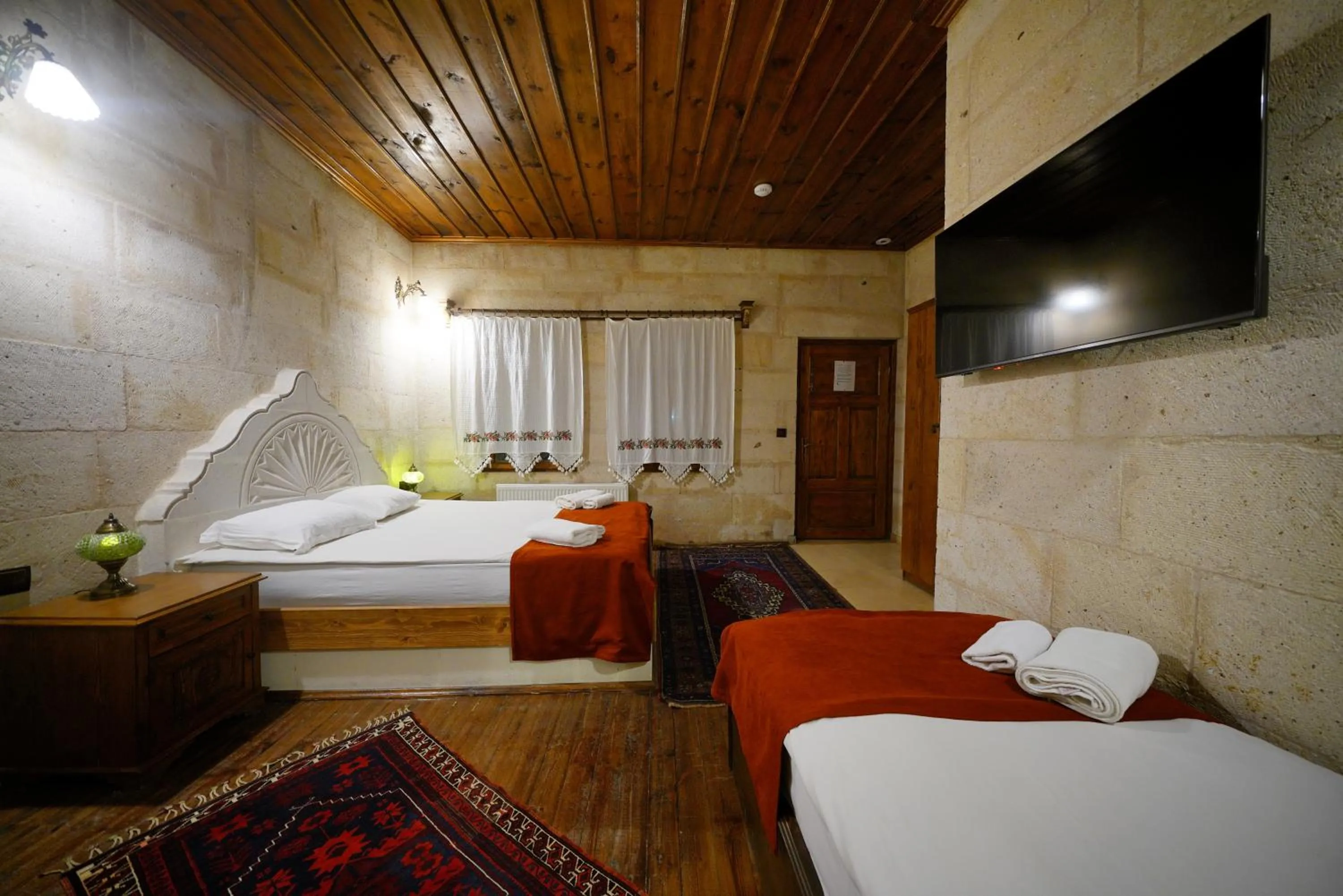 Deluxe Triple Room with Balcony in Glory Art Stone House