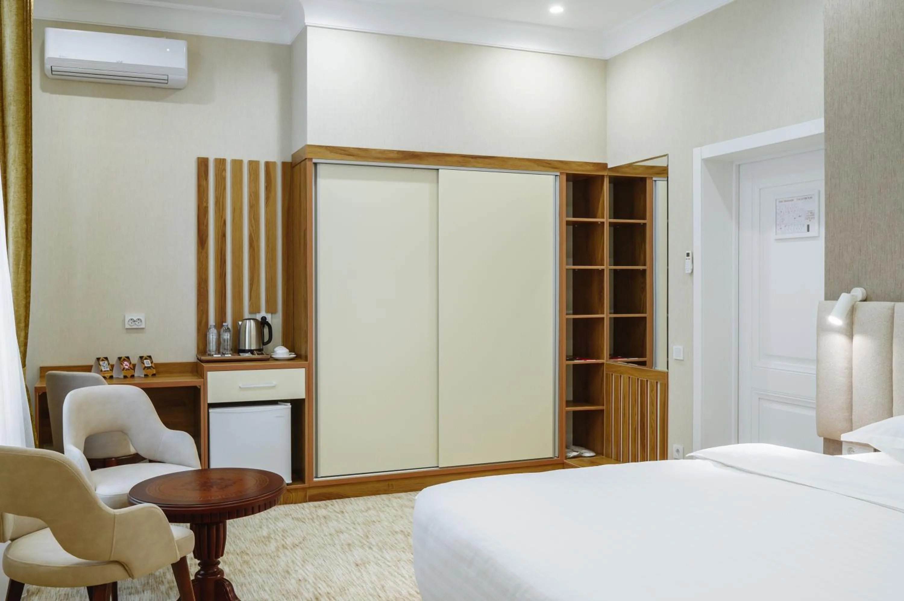 Photo of the whole room, Bed in Clouds Hotel