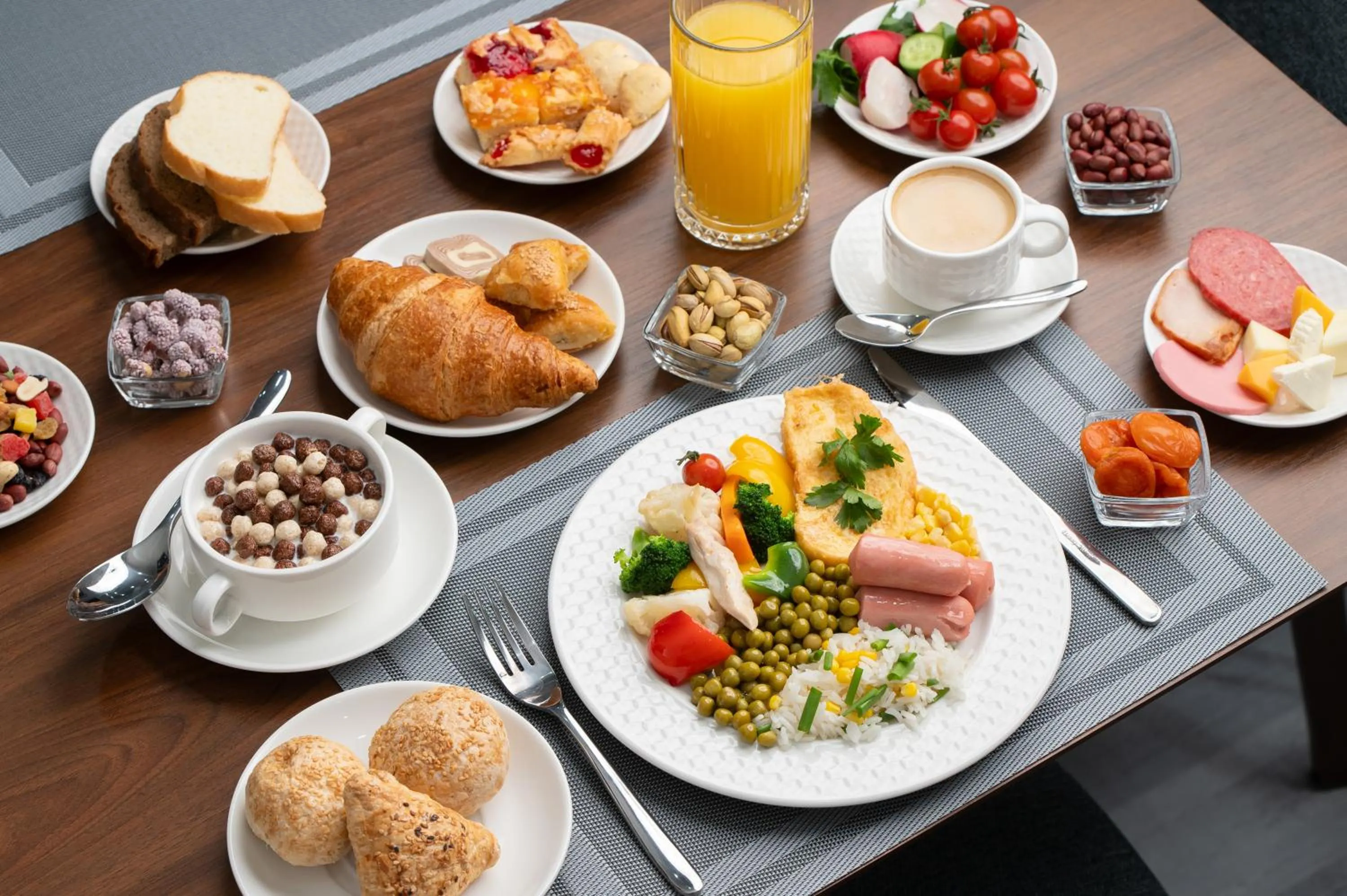 Food and drinks in Clouds Hotel