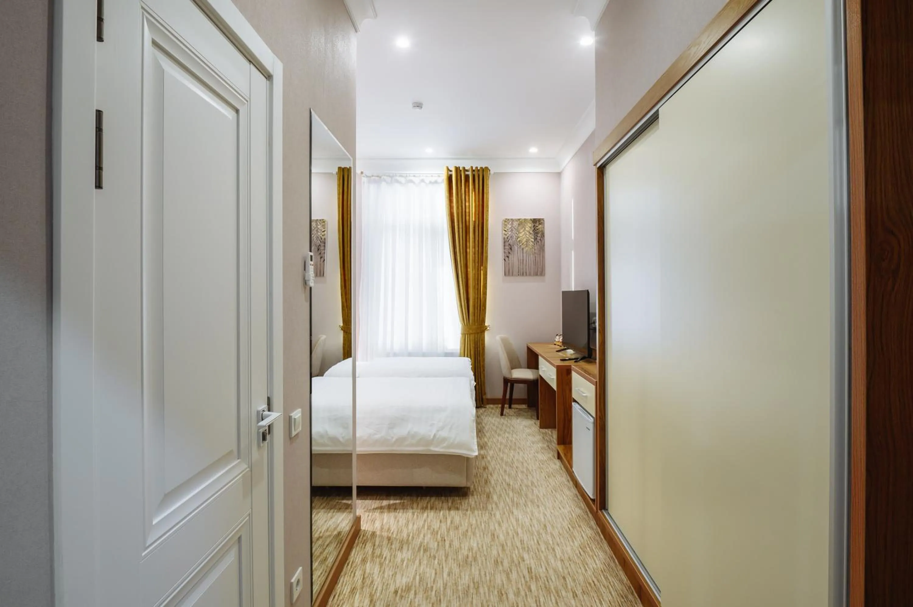 Photo of the whole room, Bed in Clouds Hotel