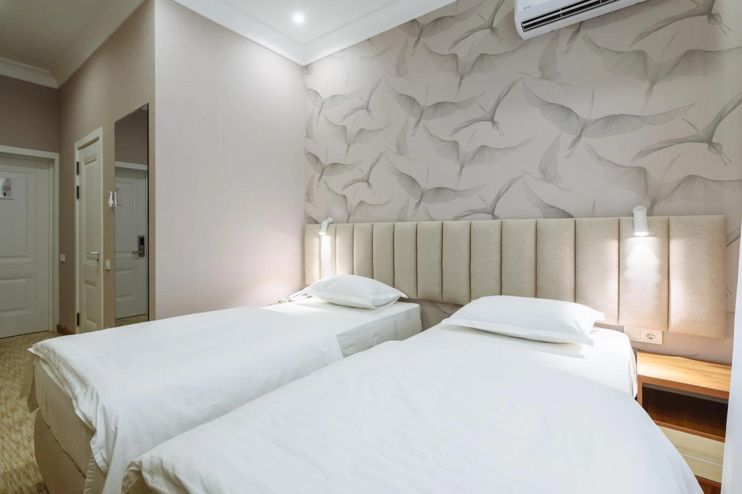 Photo of the whole room, Bed in Clouds Hotel