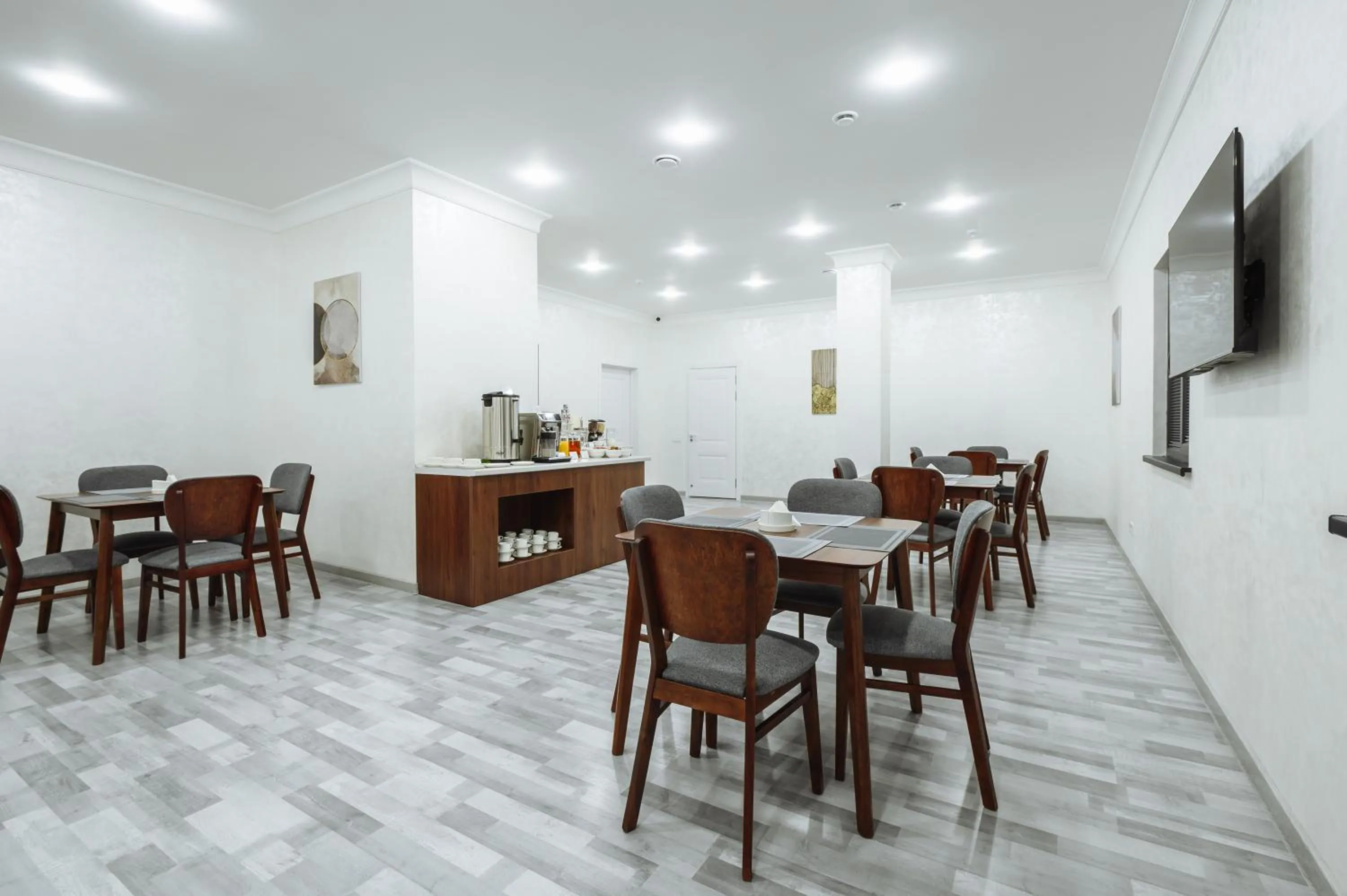 Restaurant/places to eat in Clouds Hotel