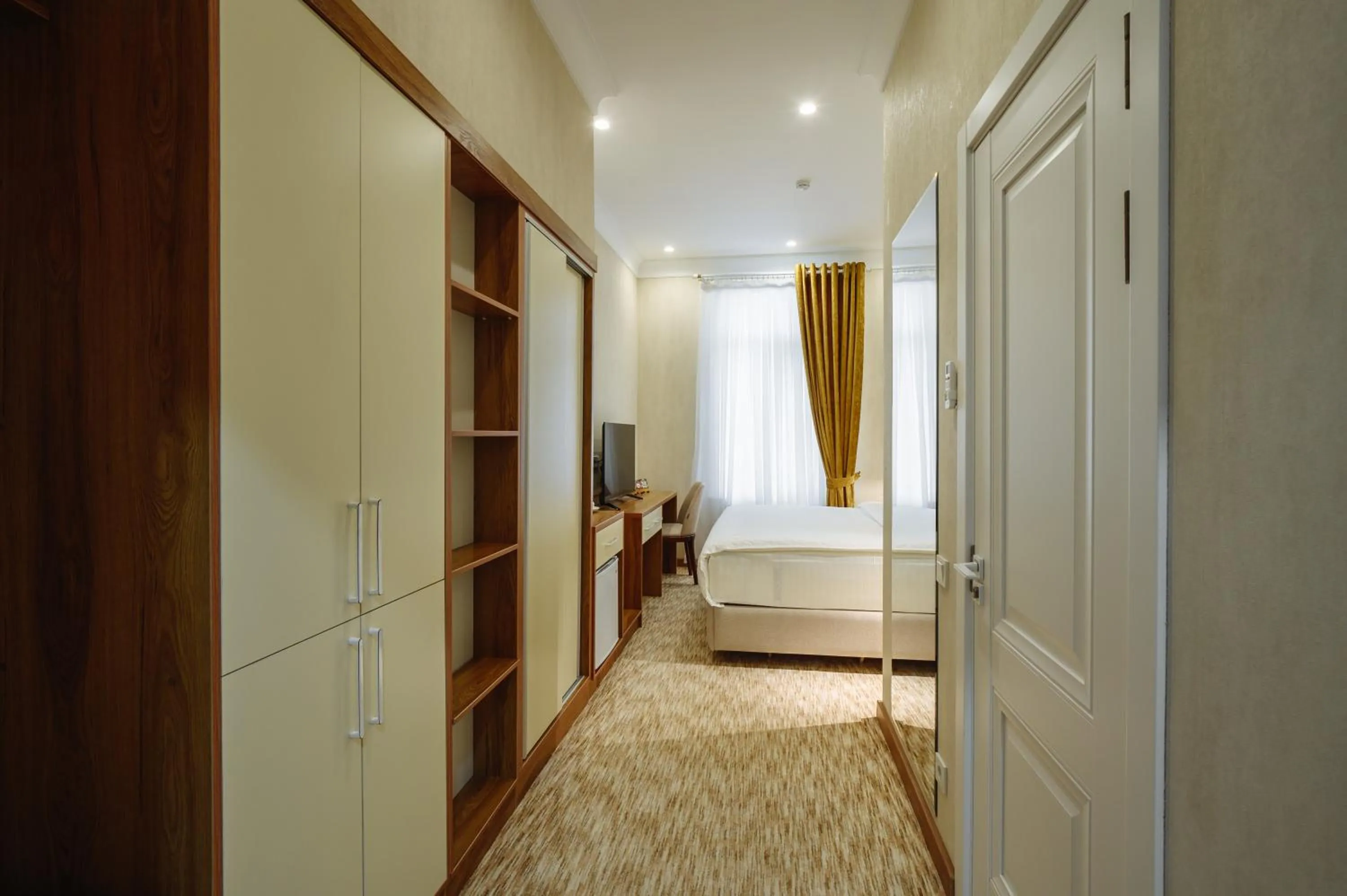 Photo of the whole room, Bed in Clouds Hotel