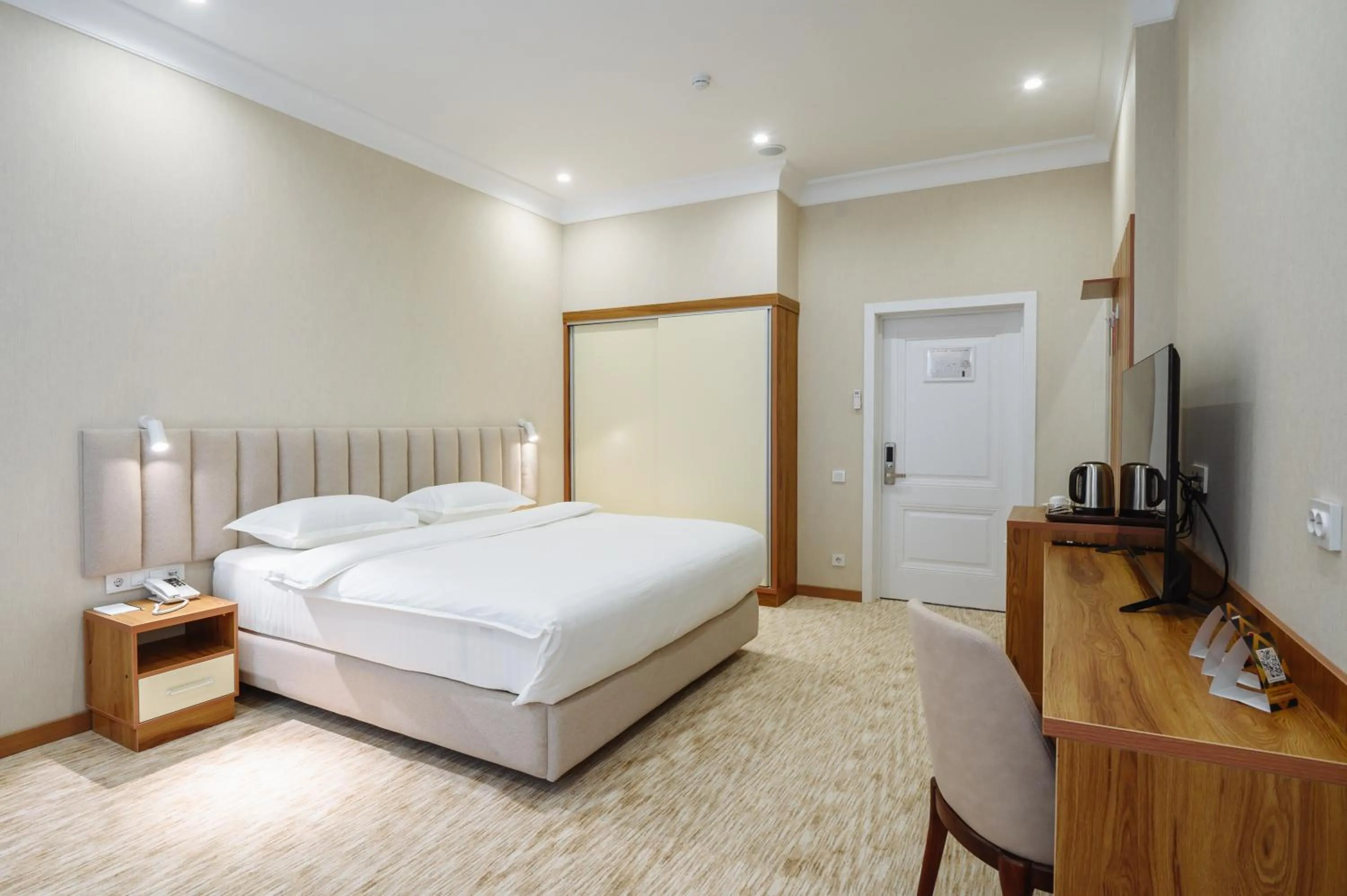 Photo of the whole room, Bed in Clouds Hotel