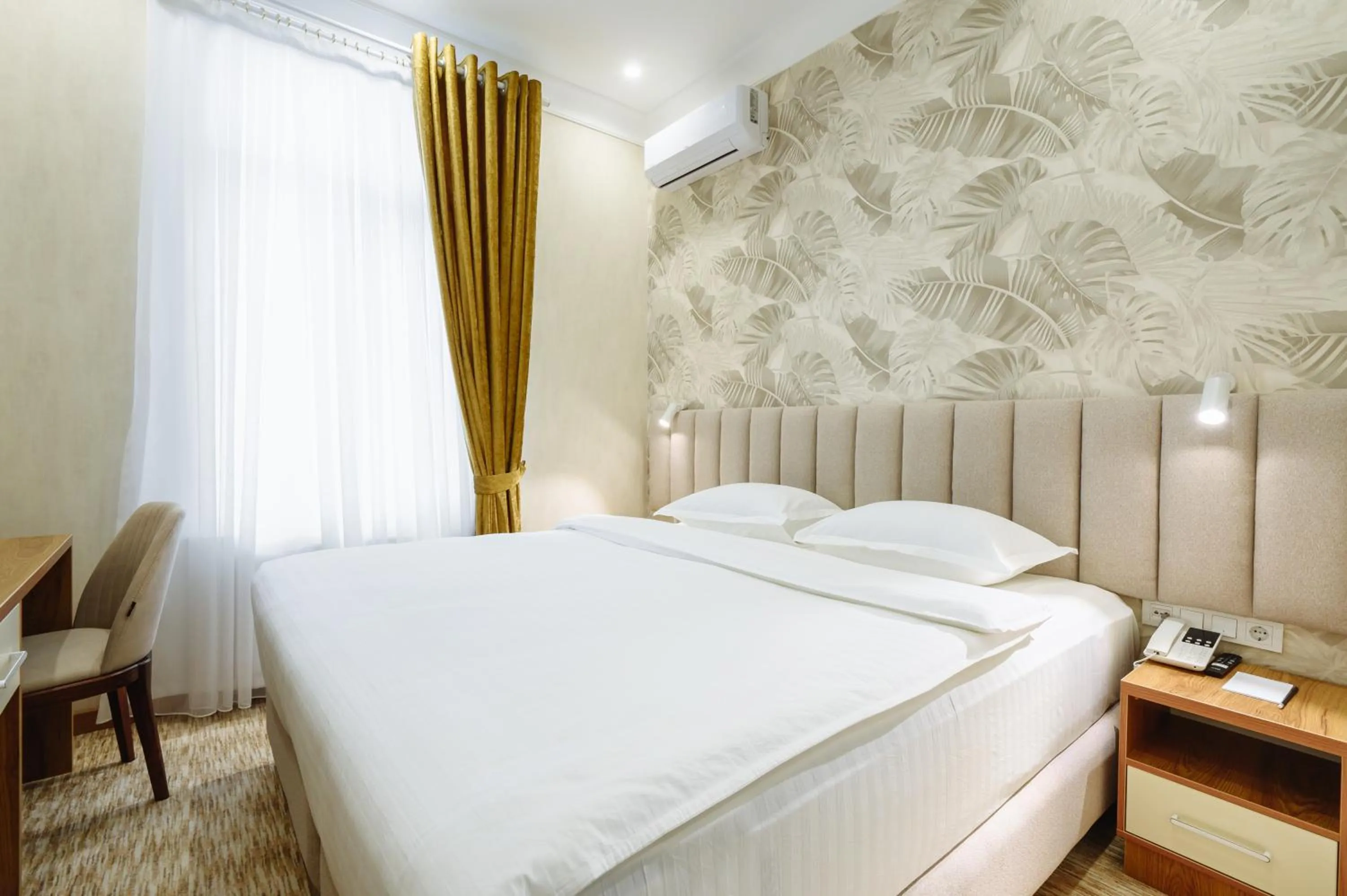 Photo of the whole room, Bed in Clouds Hotel