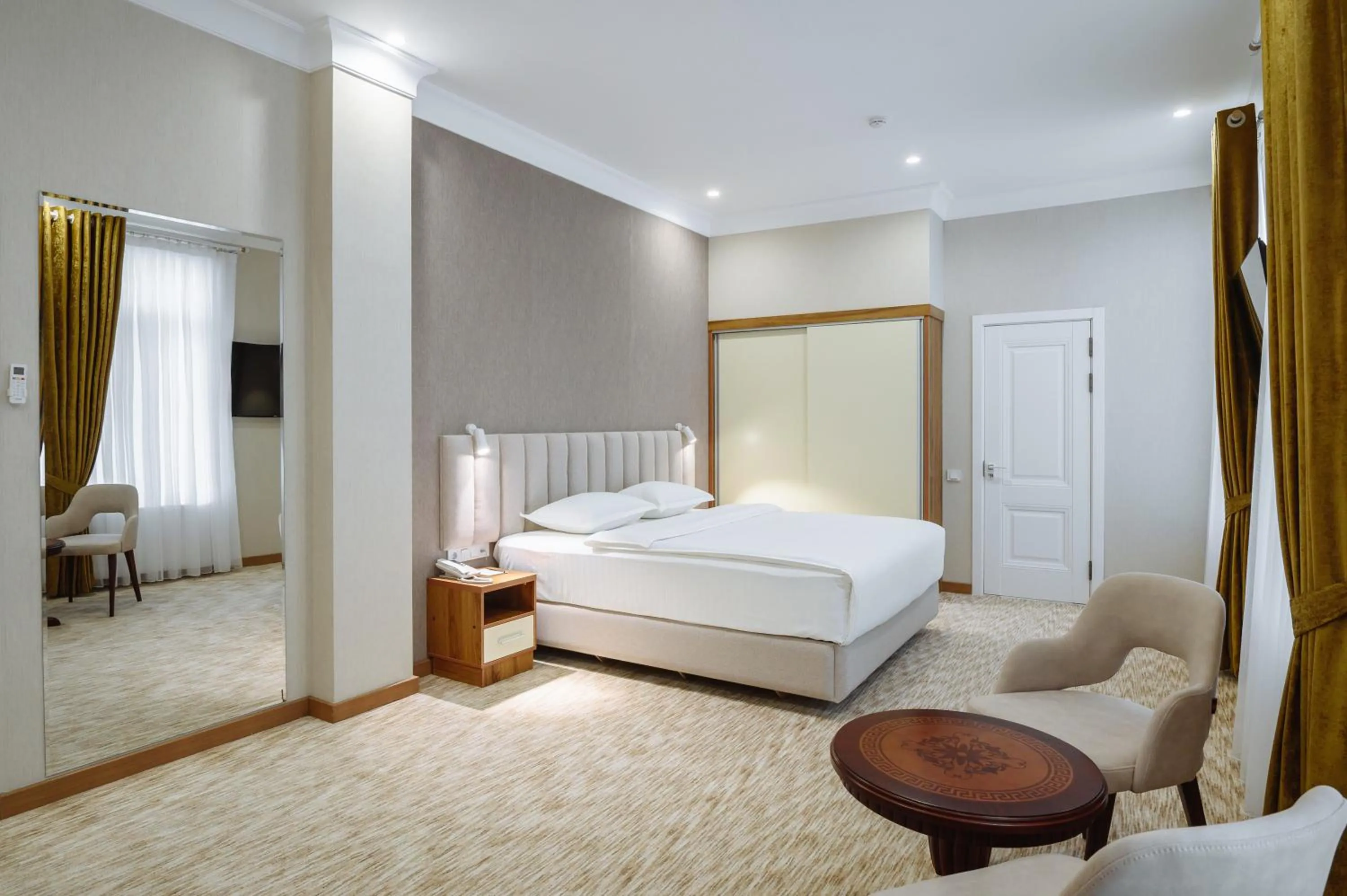 Photo of the whole room, Bed in Clouds Hotel