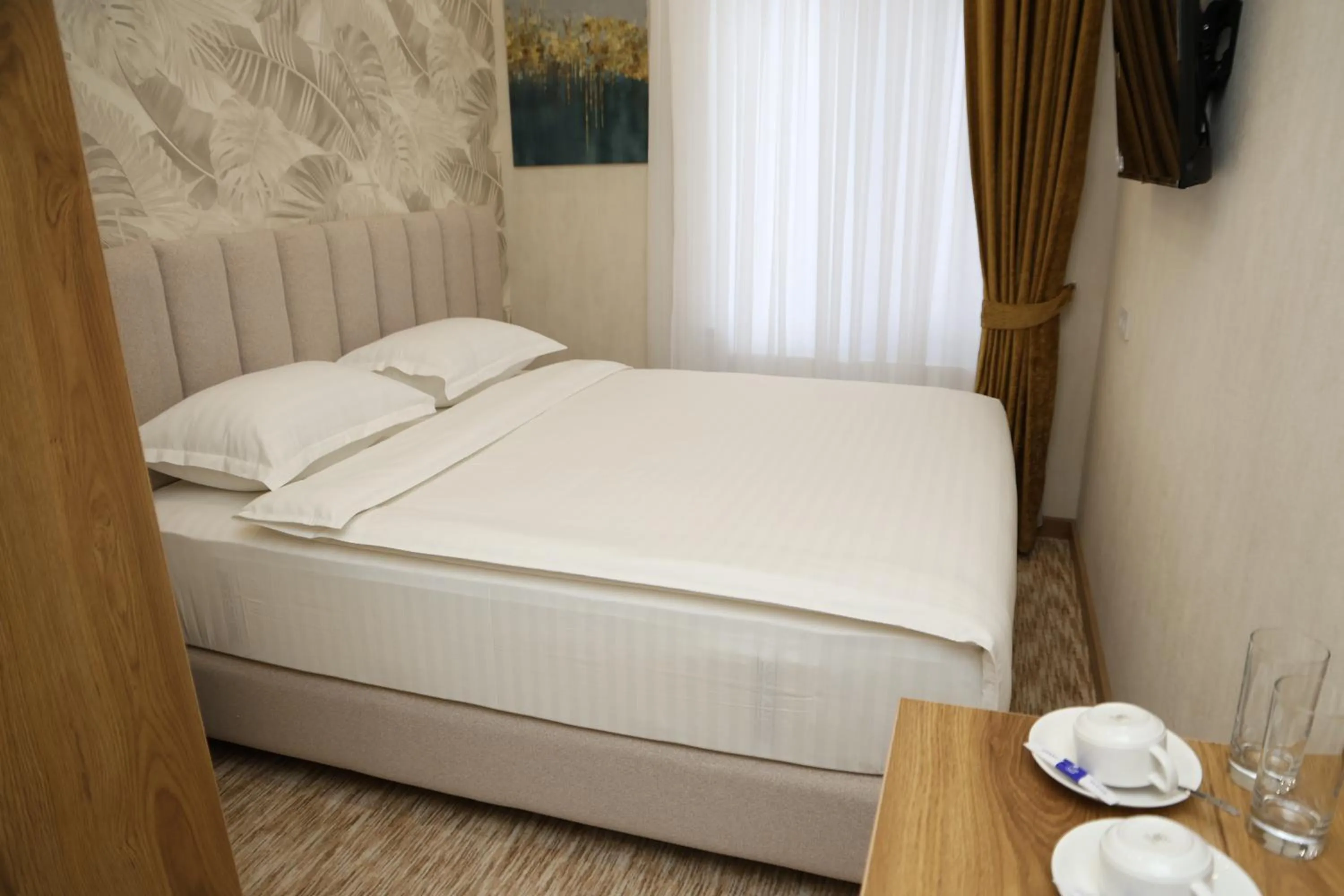 Photo of the whole room, Bed in Clouds Hotel