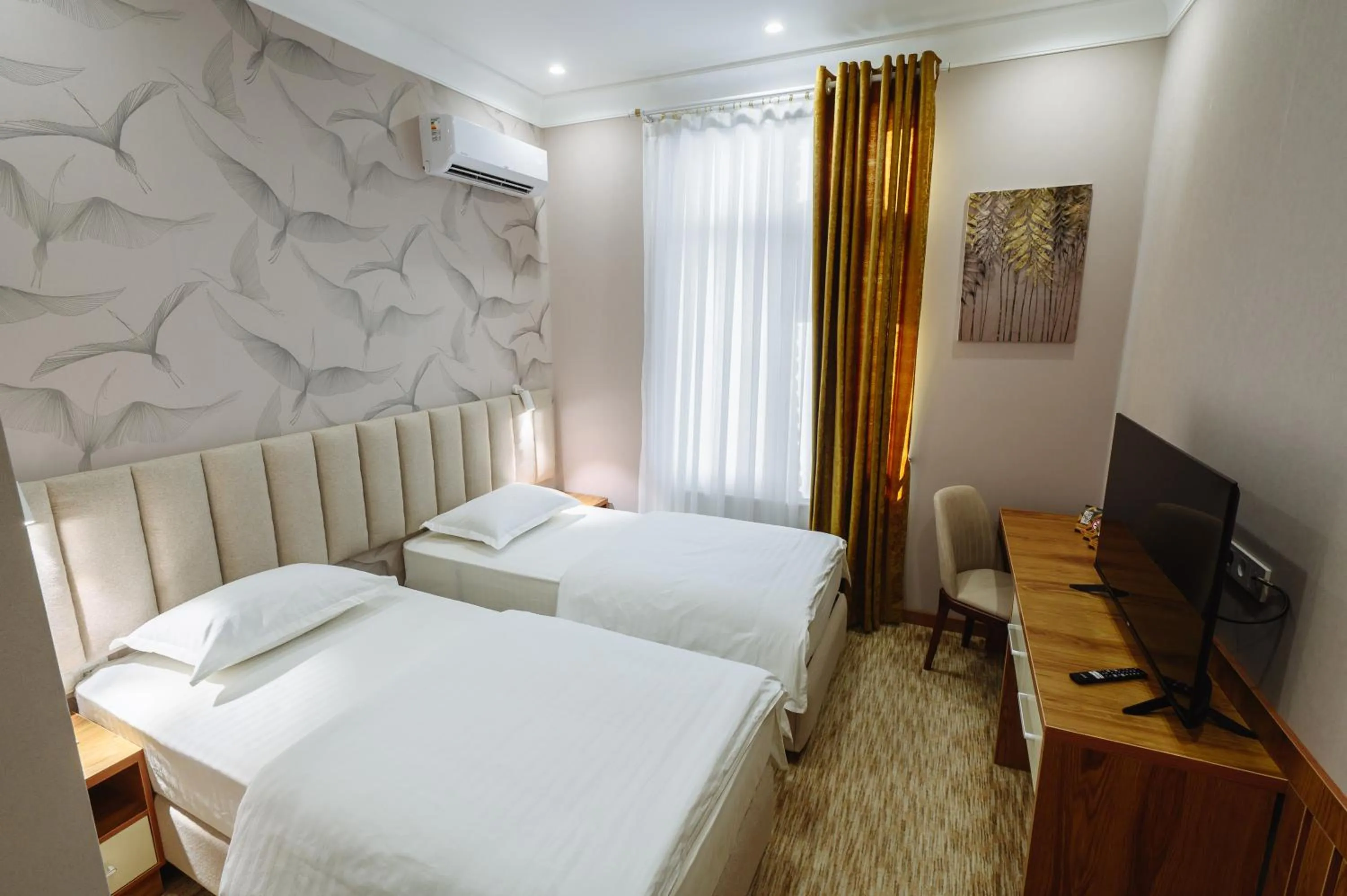 Photo of the whole room, Bed in Clouds Hotel