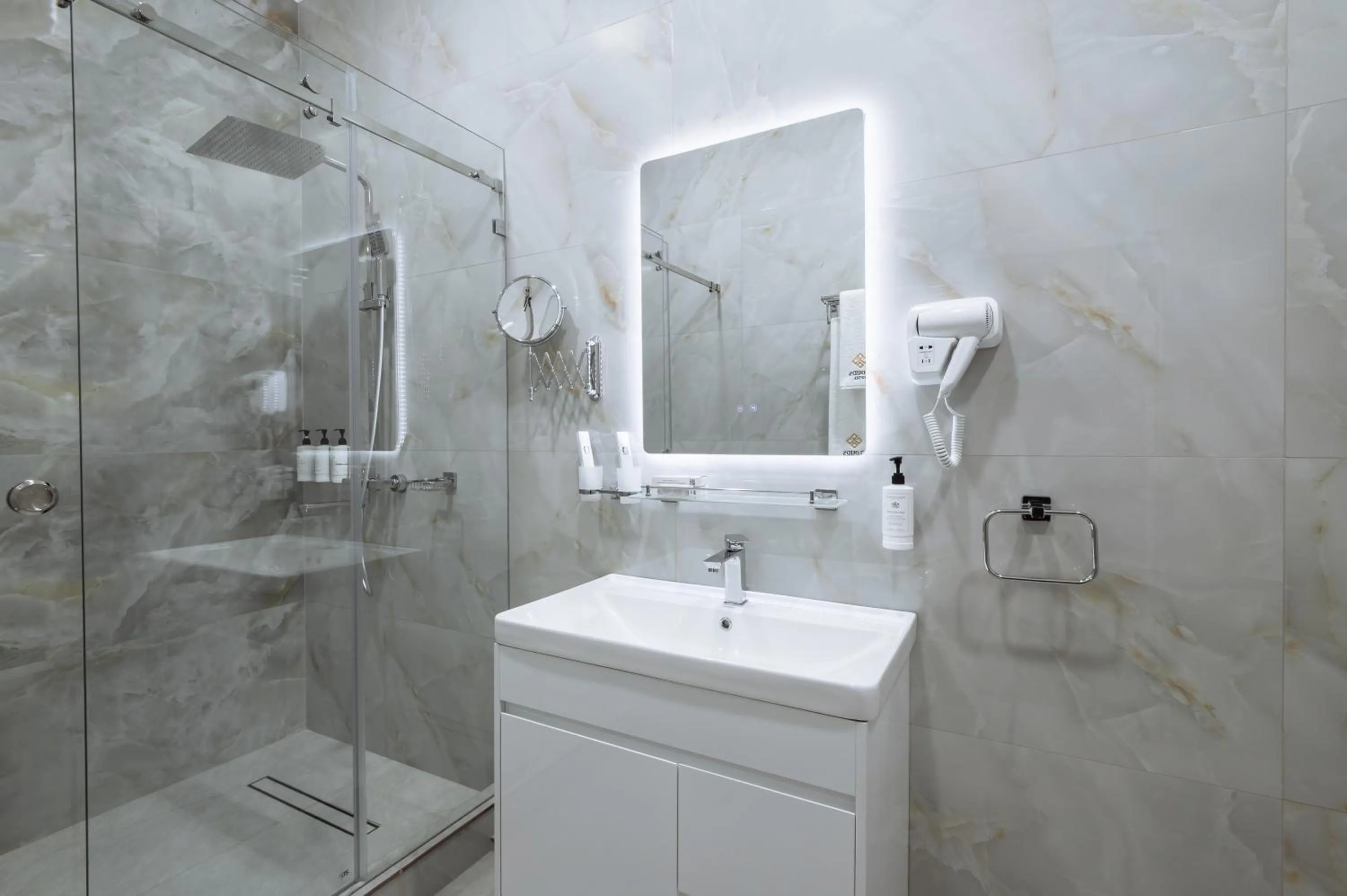 Shower in Clouds Hotel