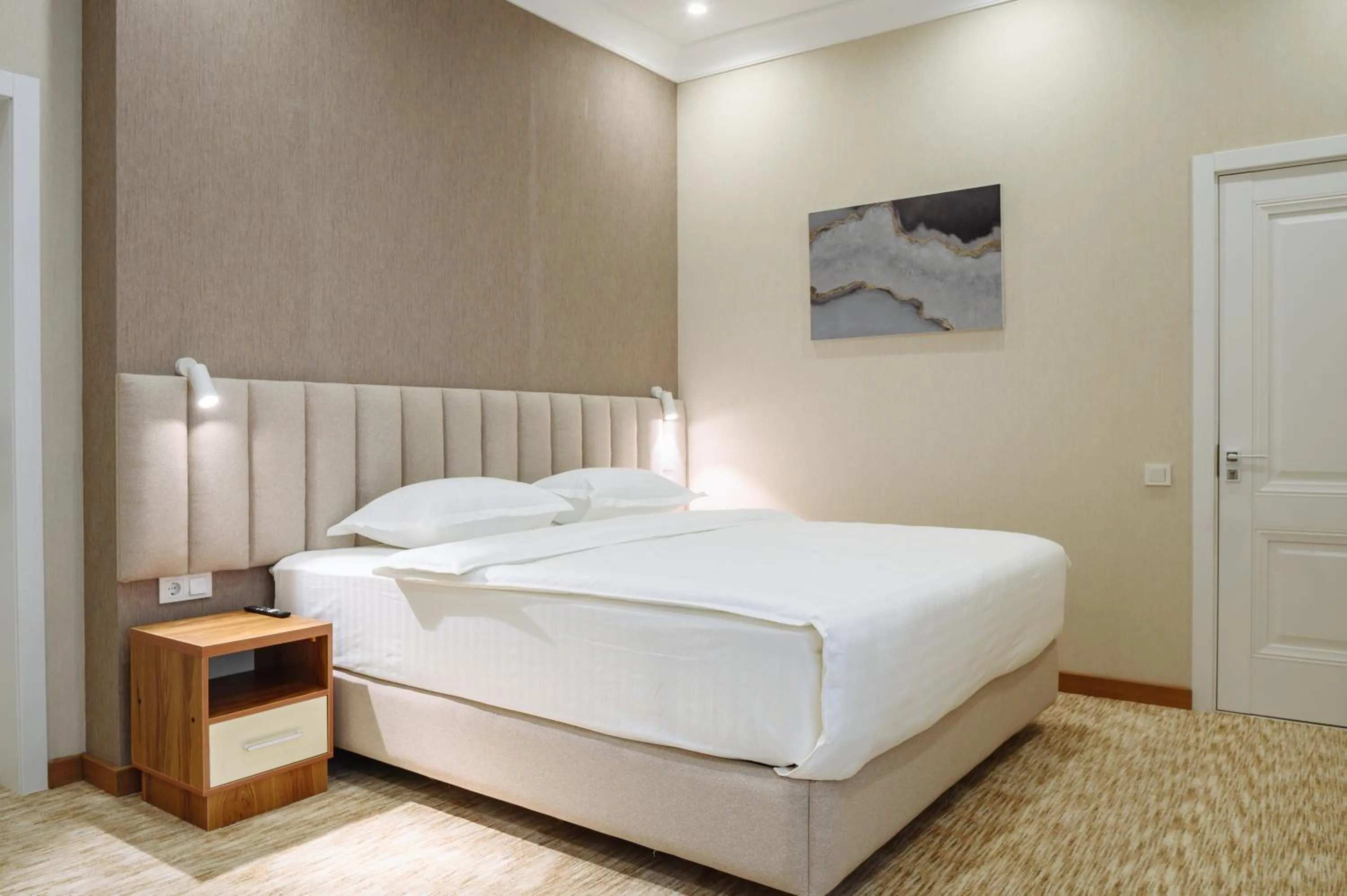 Photo of the whole room, Bed in Clouds Hotel