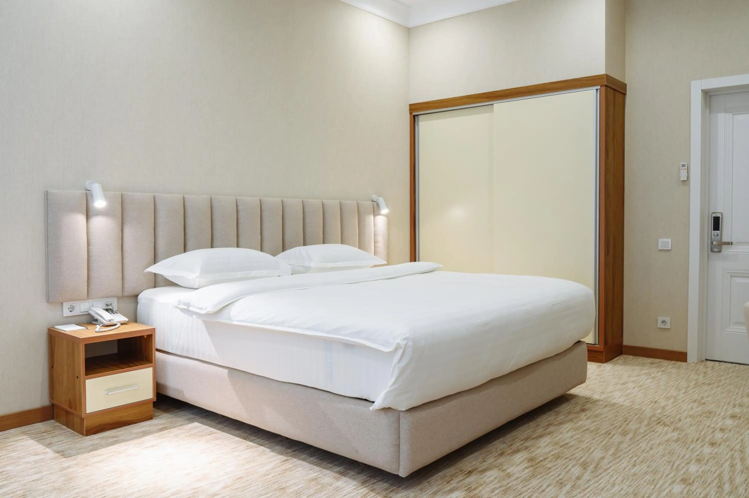 Photo of the whole room, Bed in Clouds Hotel