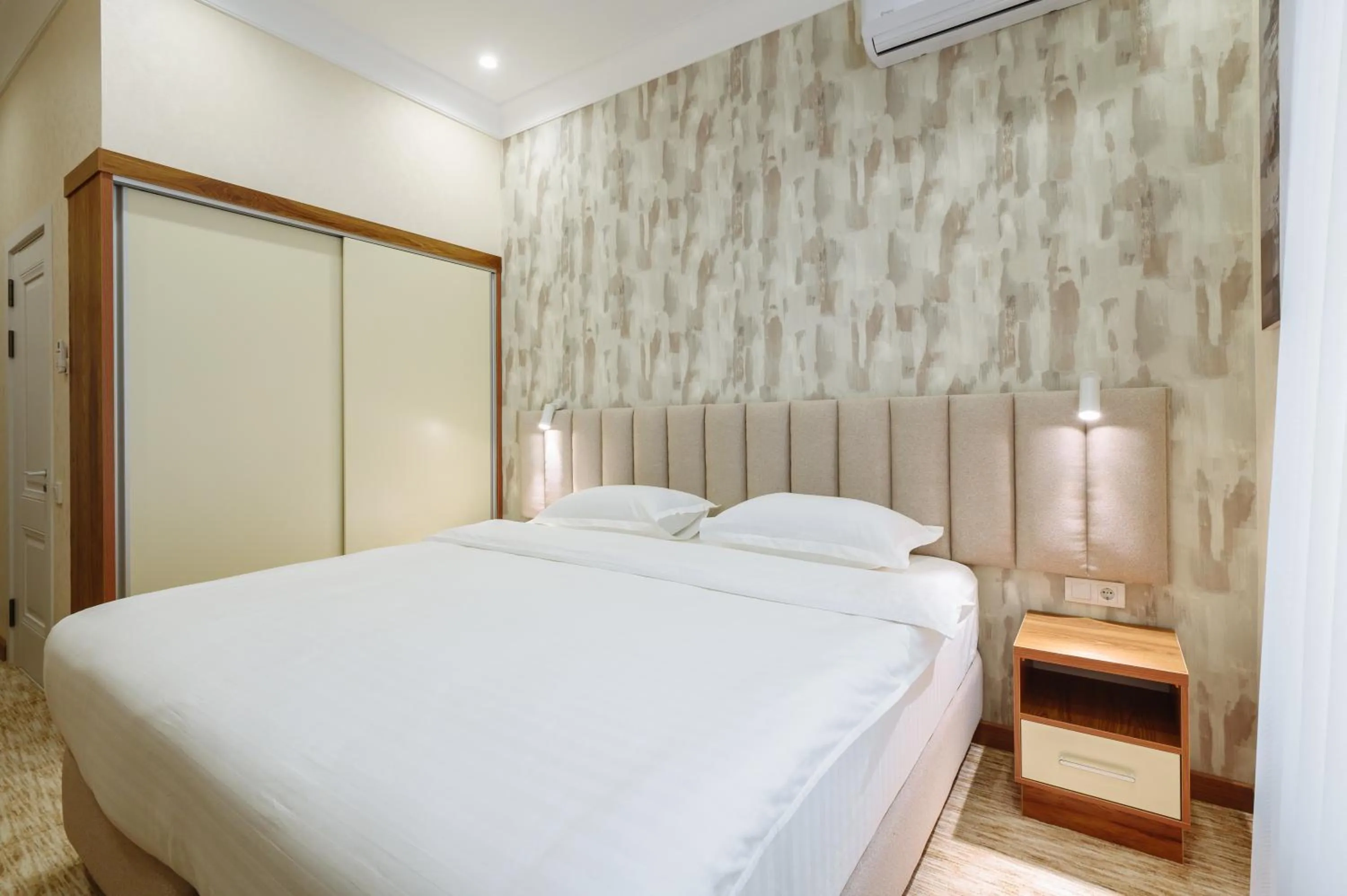 Photo of the whole room, Bed in Clouds Hotel