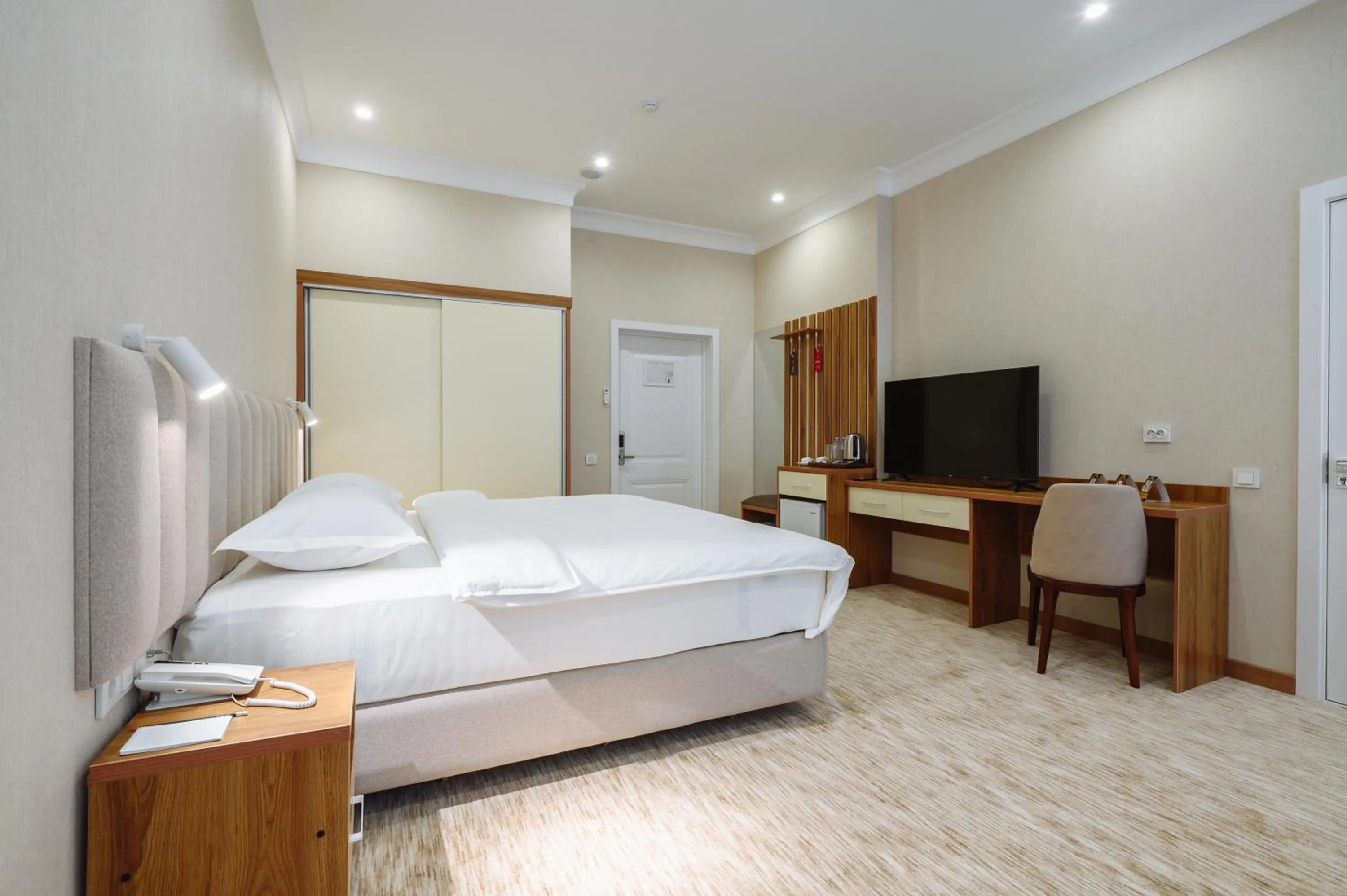 Photo of the whole room, Bed in Clouds Hotel