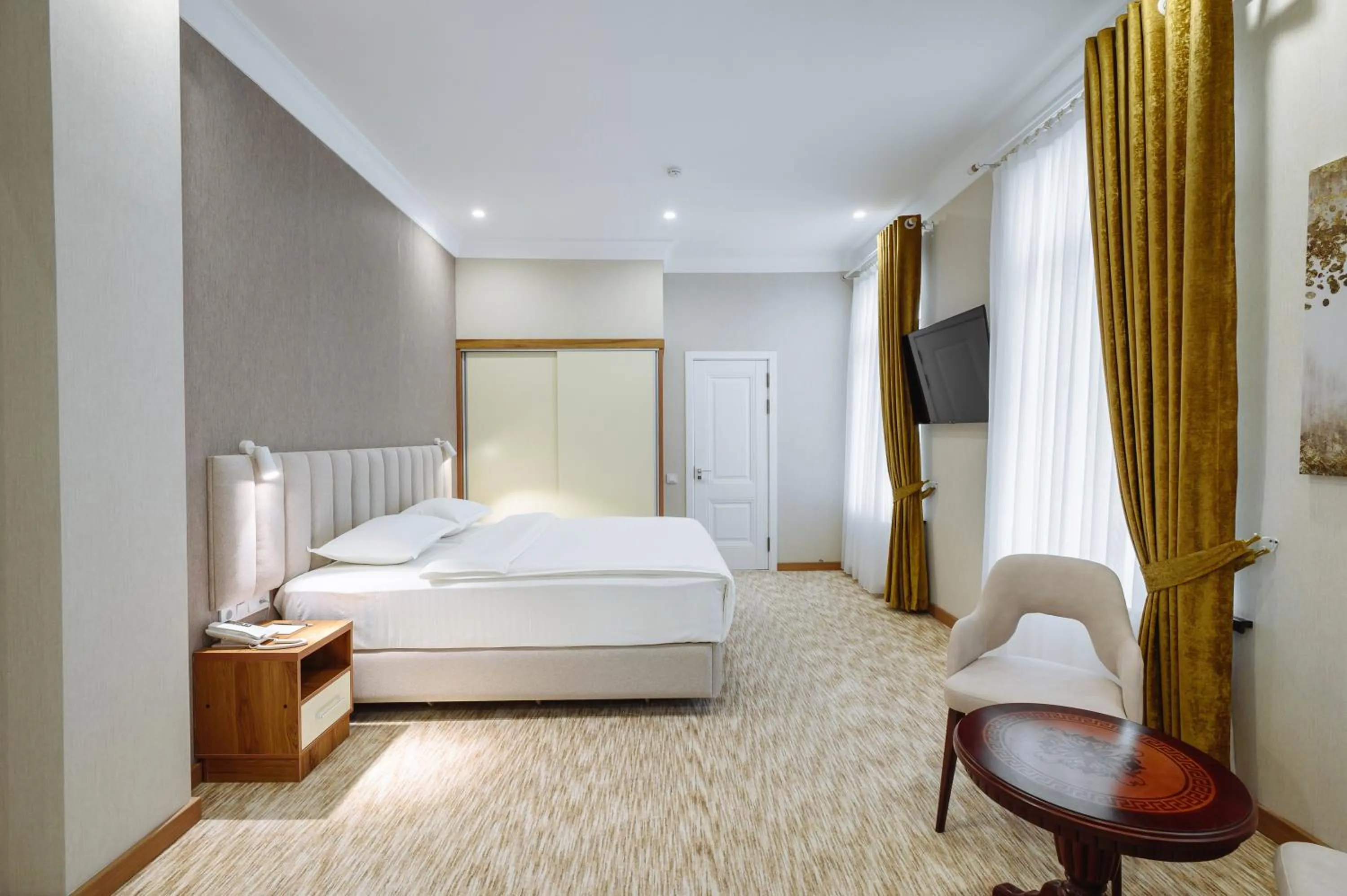 Photo of the whole room, Bed in Clouds Hotel