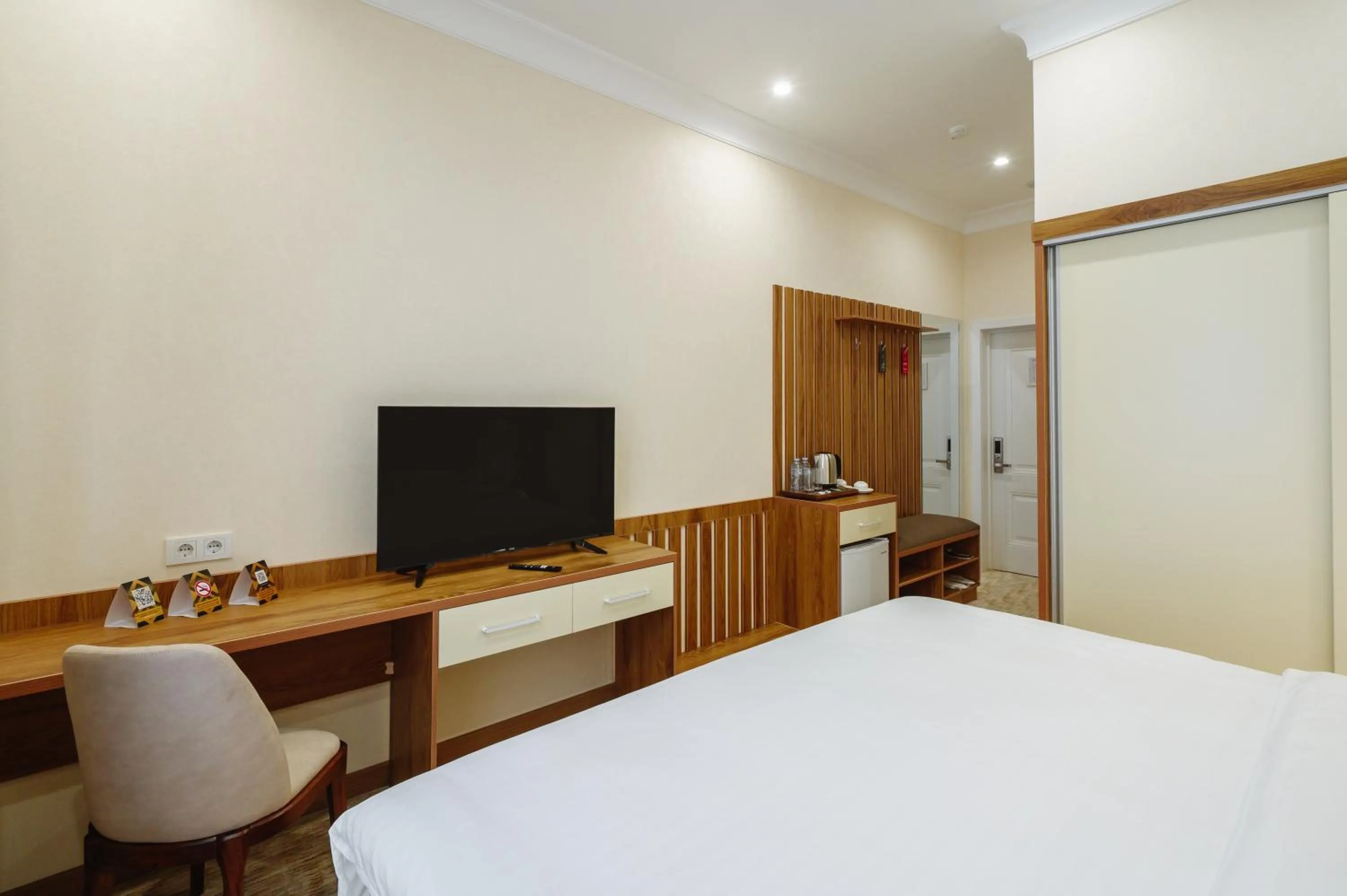 Photo of the whole room, Bed in Clouds Hotel