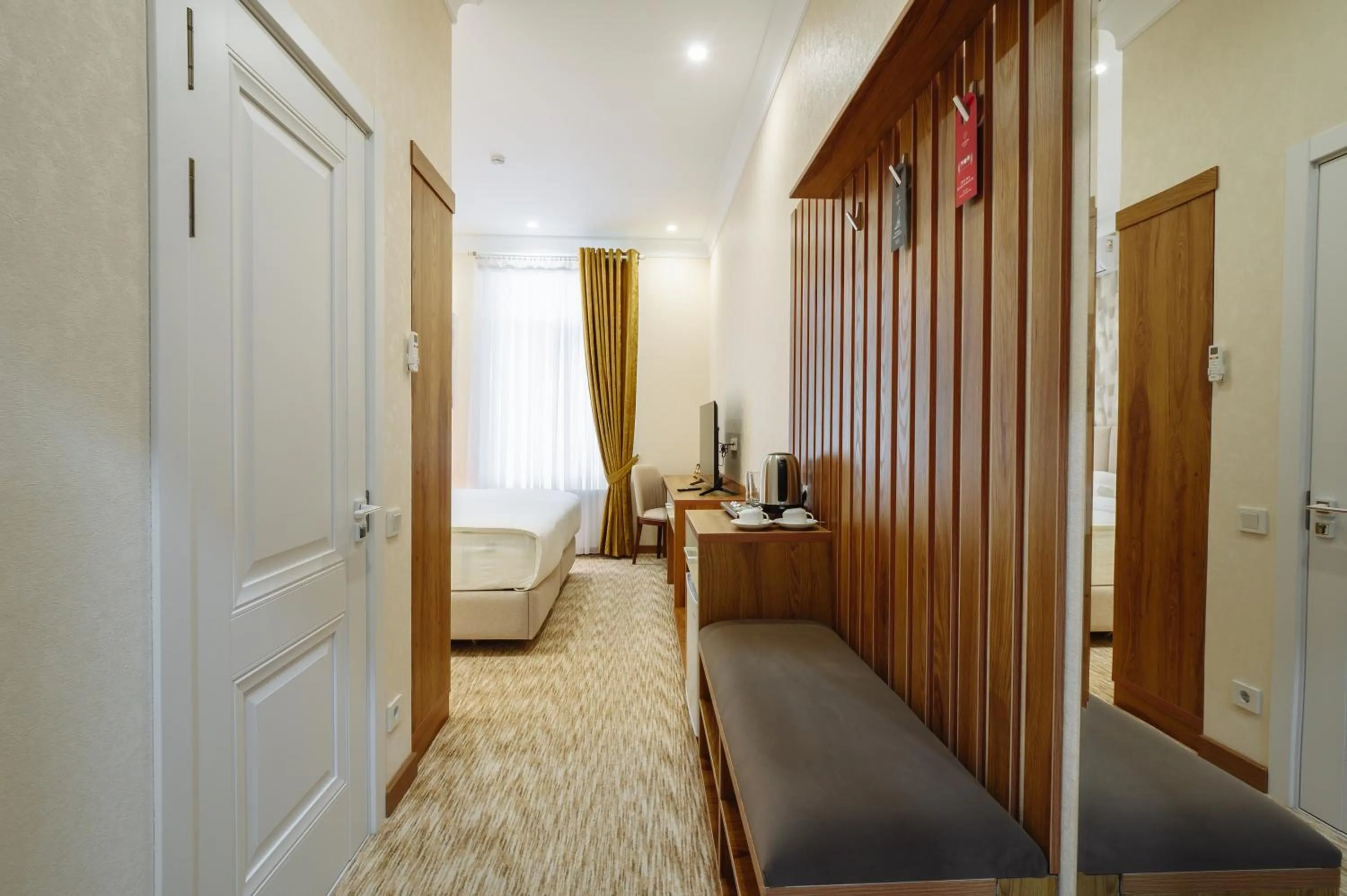 Photo of the whole room, Bed in Clouds Hotel