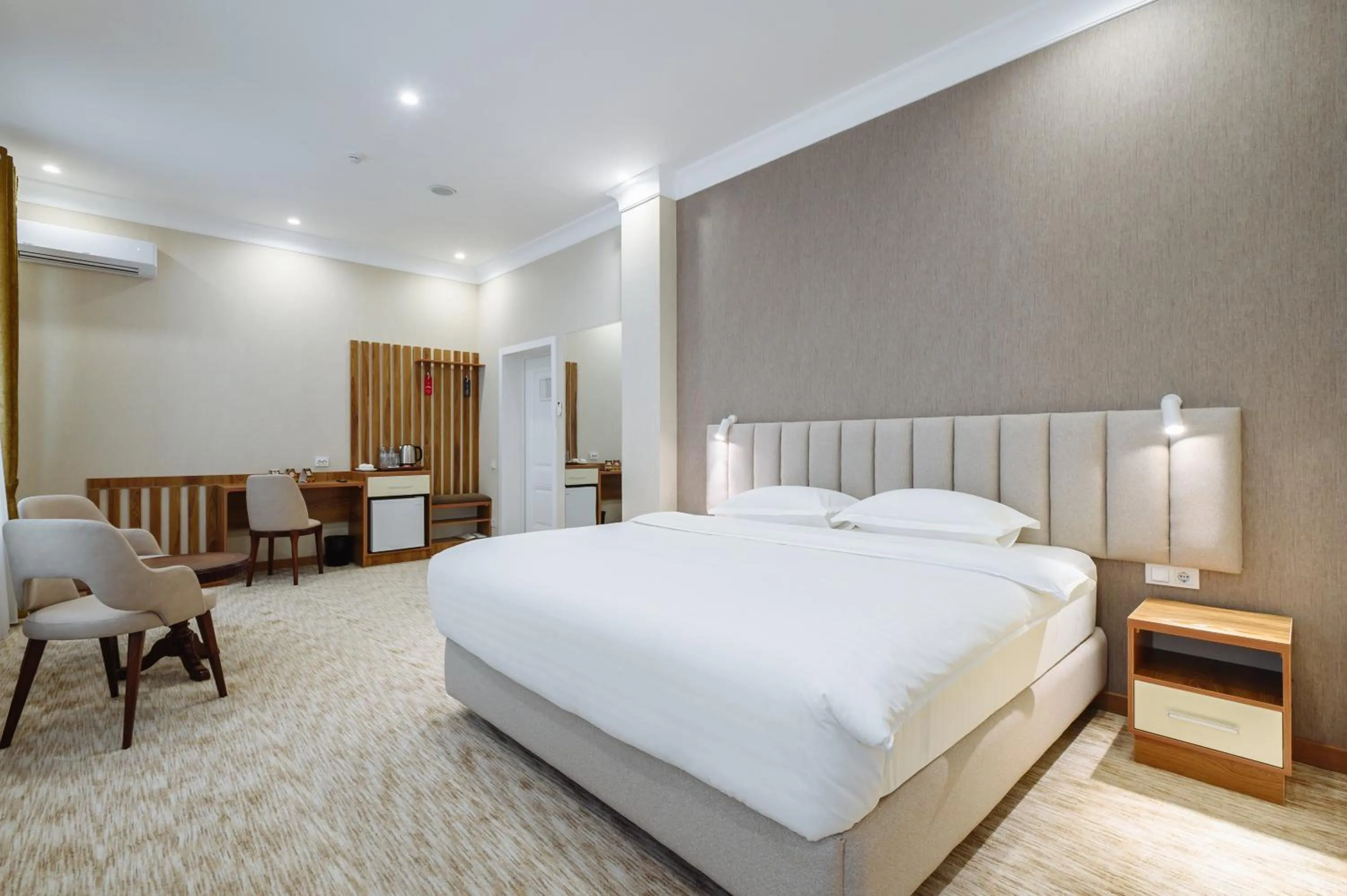 Photo of the whole room, Bed in Clouds Hotel