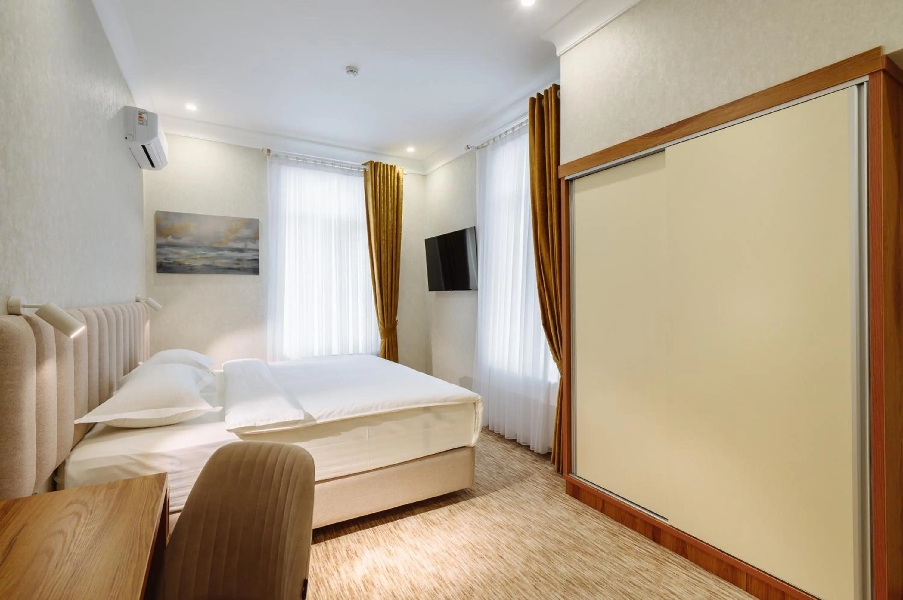 Photo of the whole room, Bed in Clouds Hotel