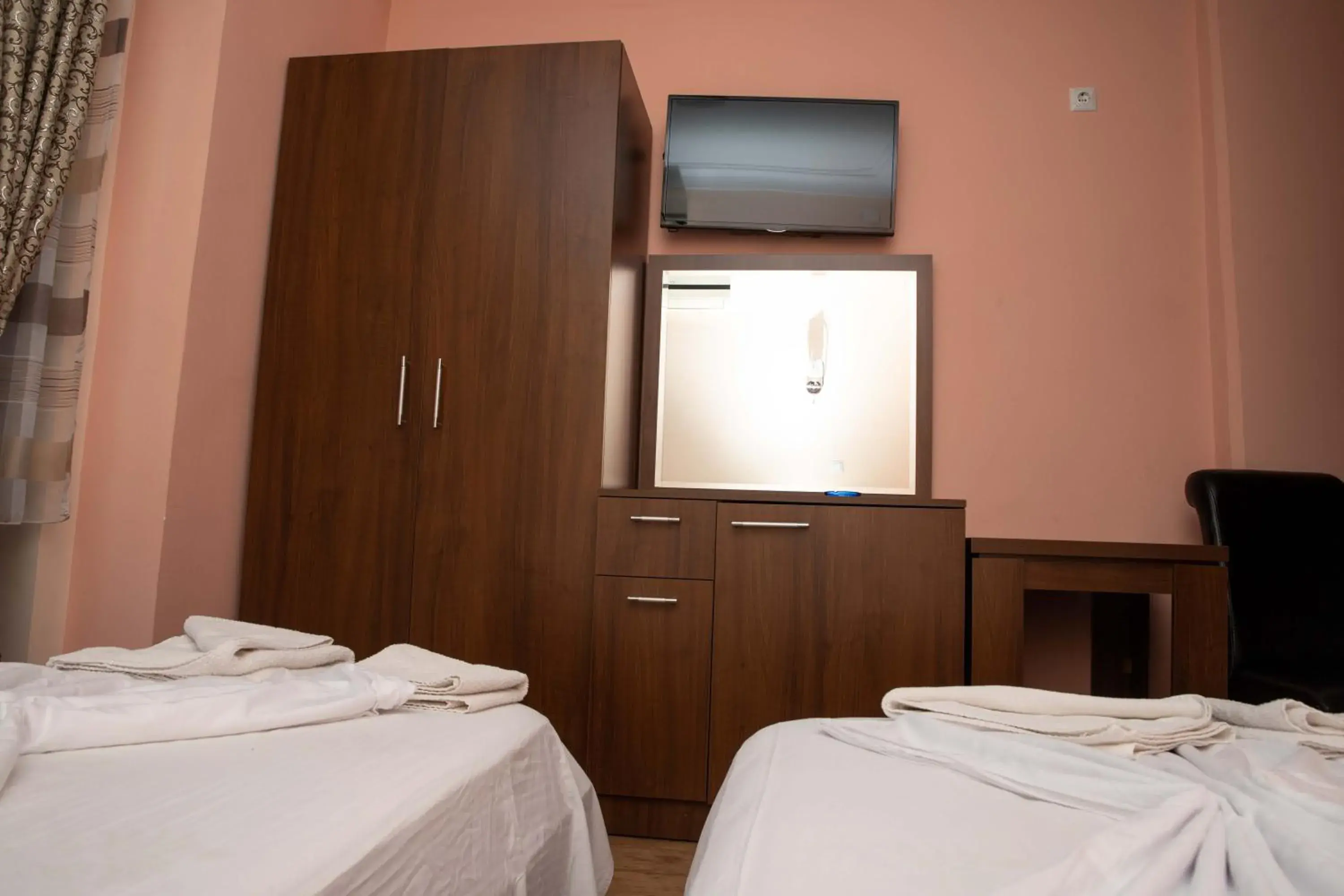 Budget Twin Room in Hotel Leo Budget Twin Room in Hotel Leo