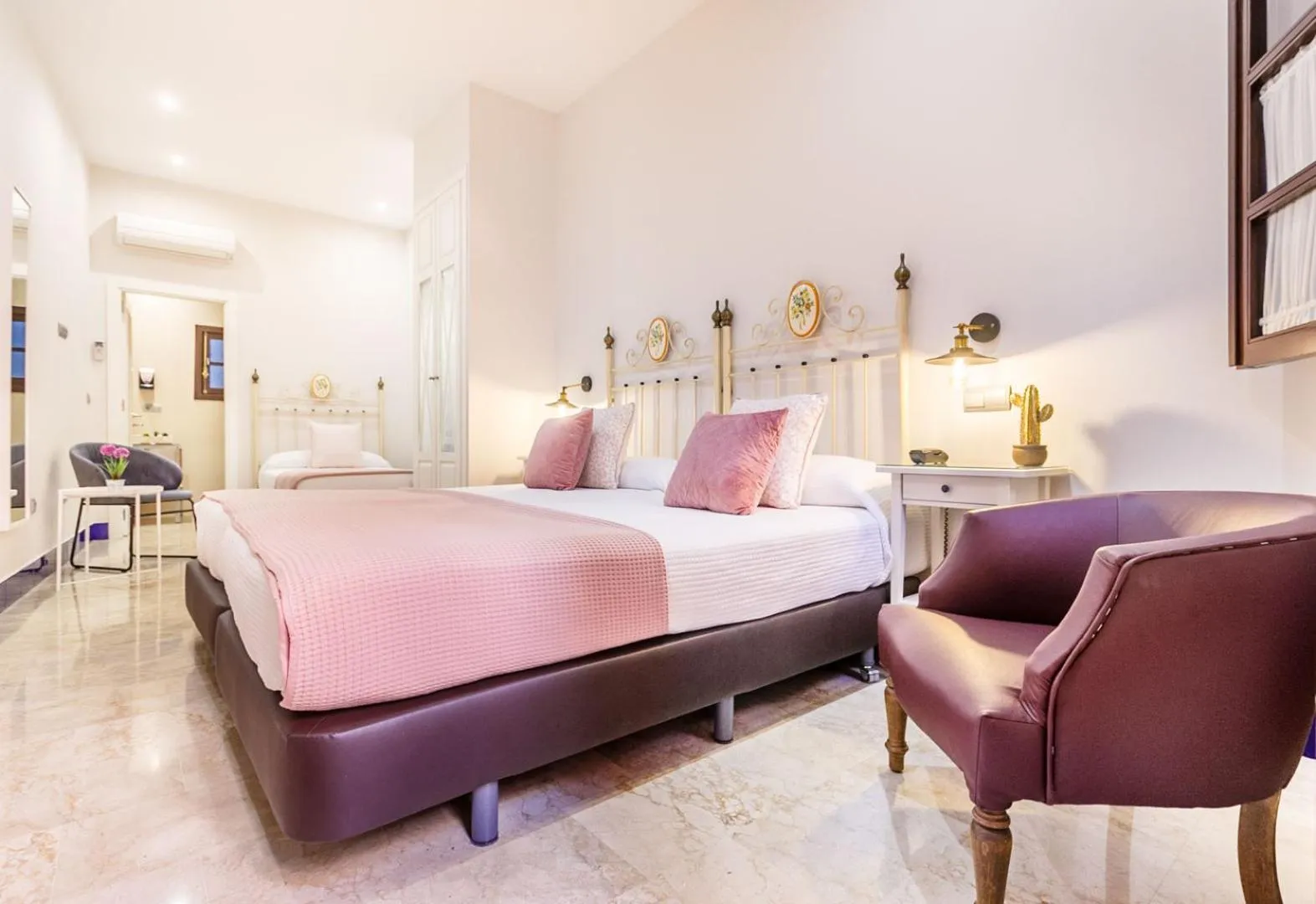 Photo of the whole room, Bed in Patio de La Alameda