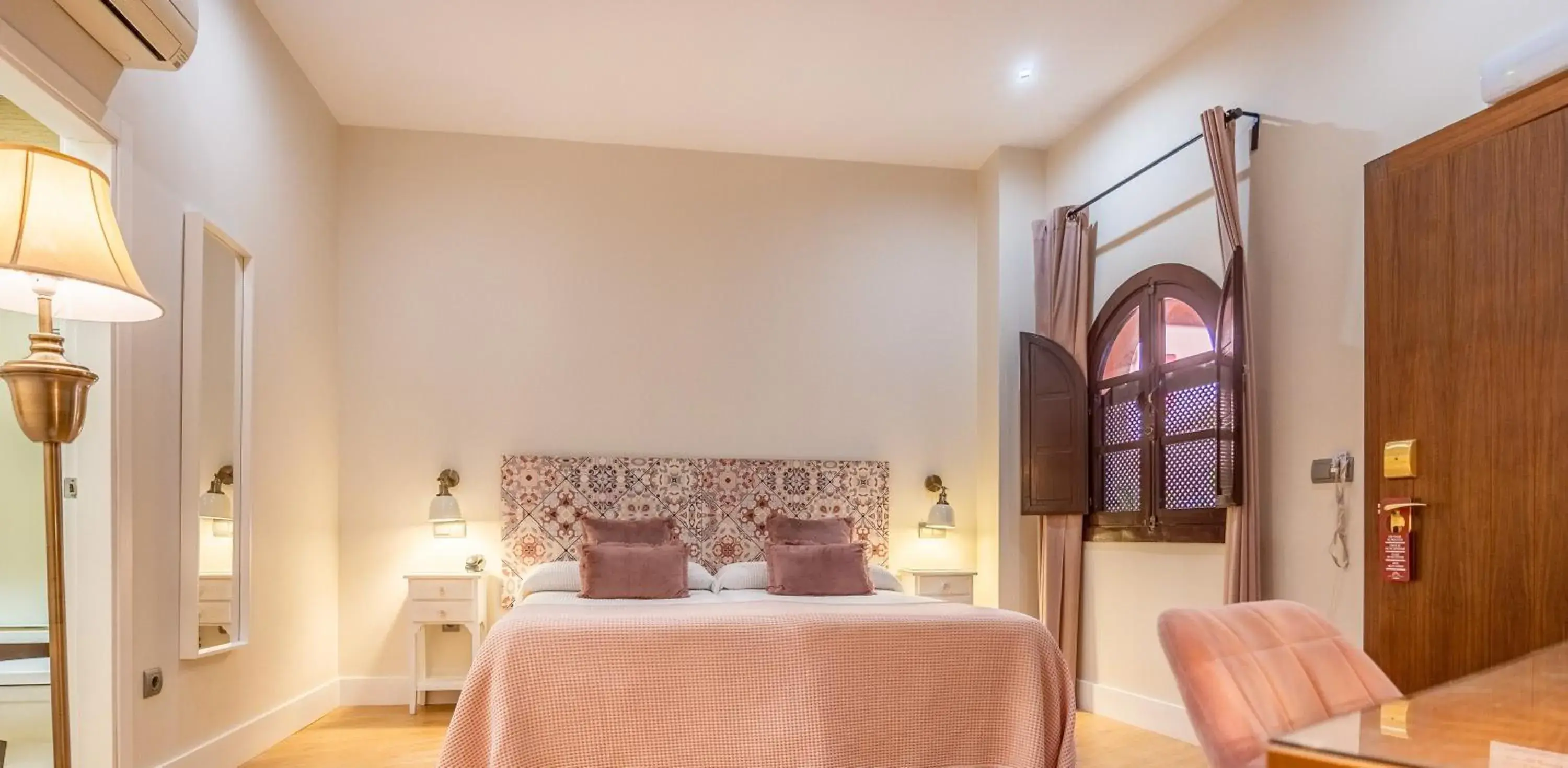 Property building, Bed in Patio de La Alameda Property building, Bed in Patio de La Alameda