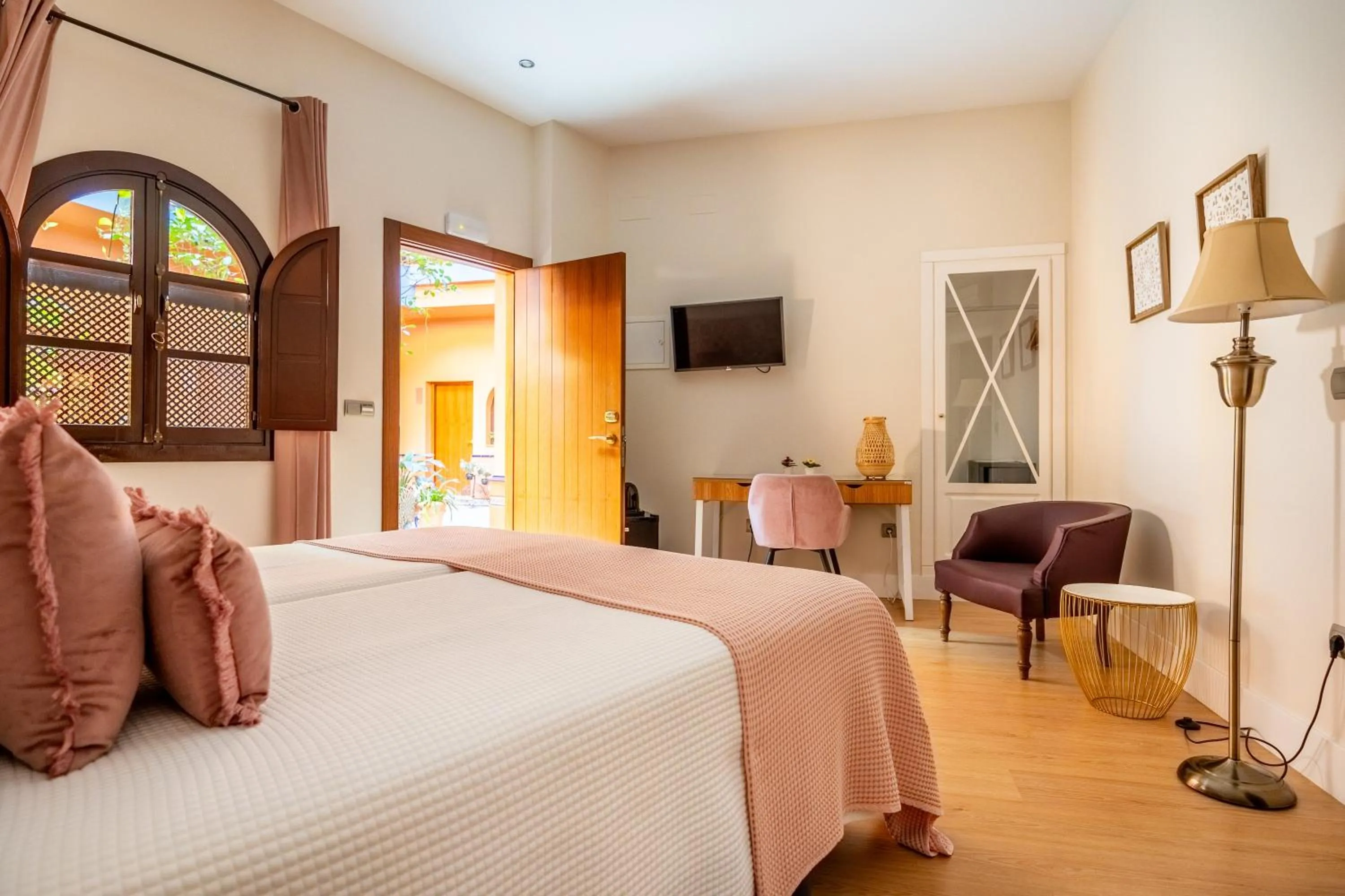 Property building, Bed in Patio de La Alameda