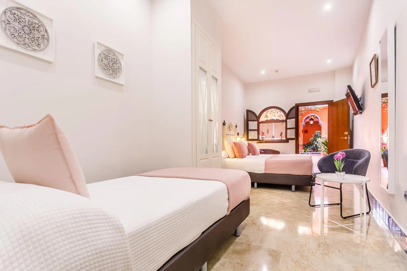 Photo of the whole room, Bed in Patio de La Alameda