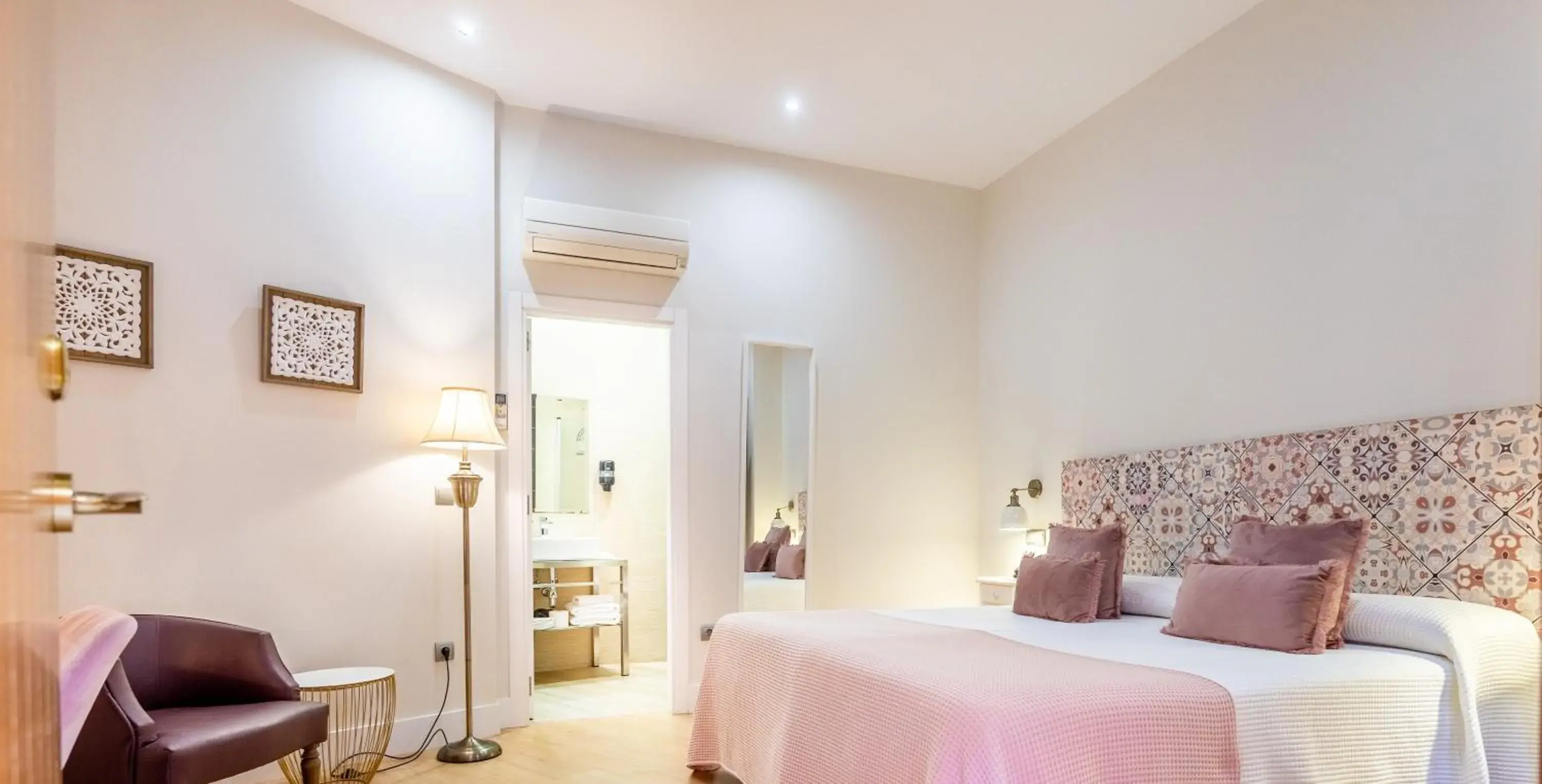 Property building, Bed in Patio de La Alameda Property building, Bed in Patio de La Alameda