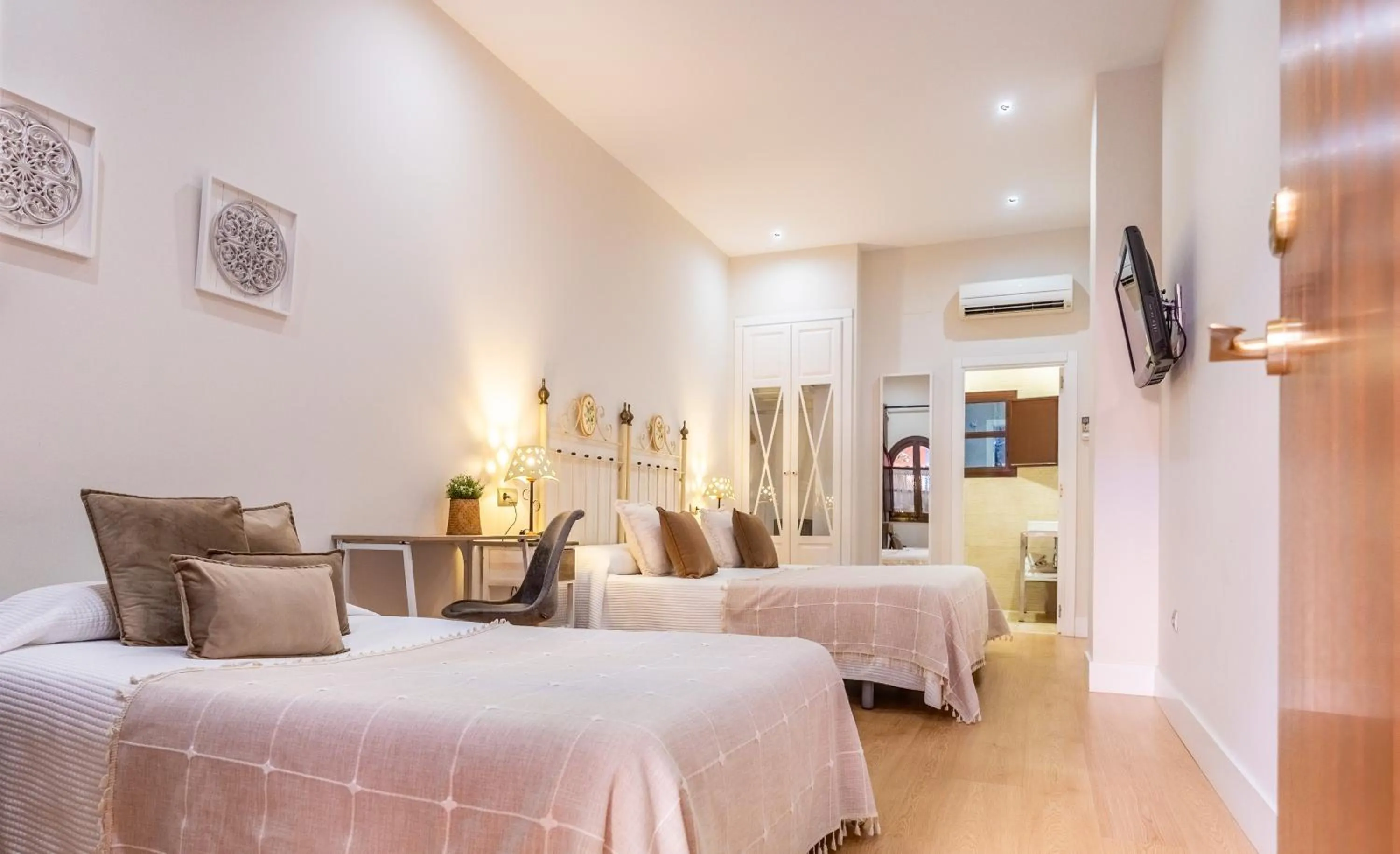 Property building, Bed in Patio de La Alameda