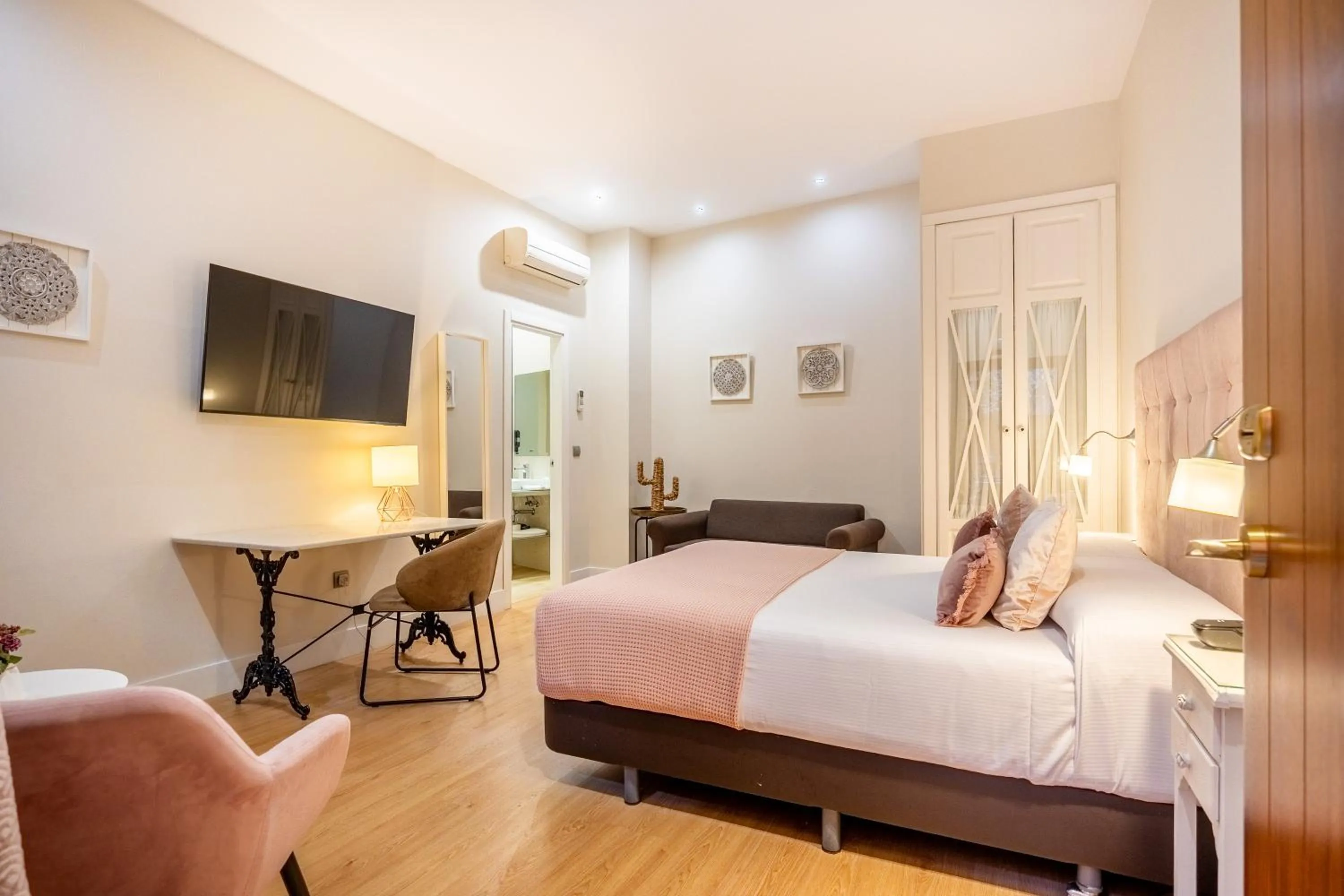 Property building, Bed in Patio de La Alameda