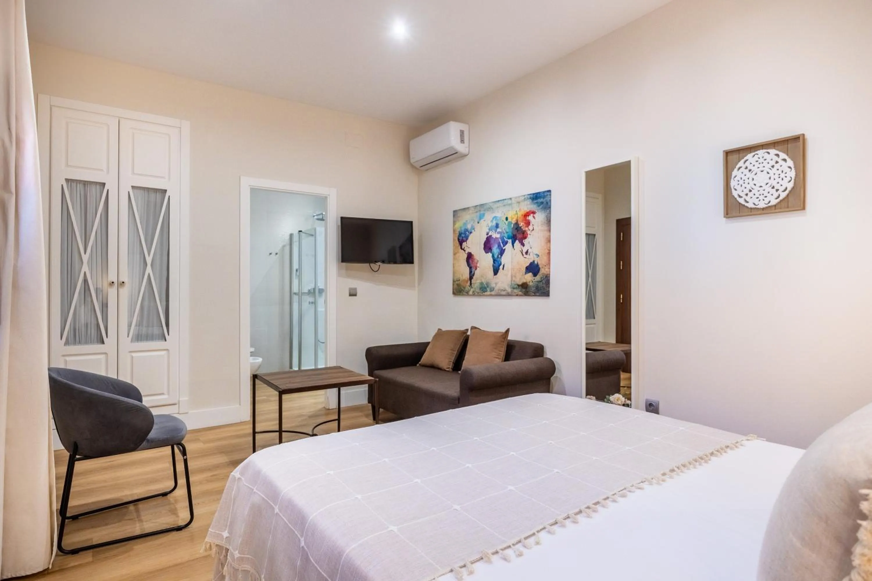 Property building, Bed in Patio de La Alameda