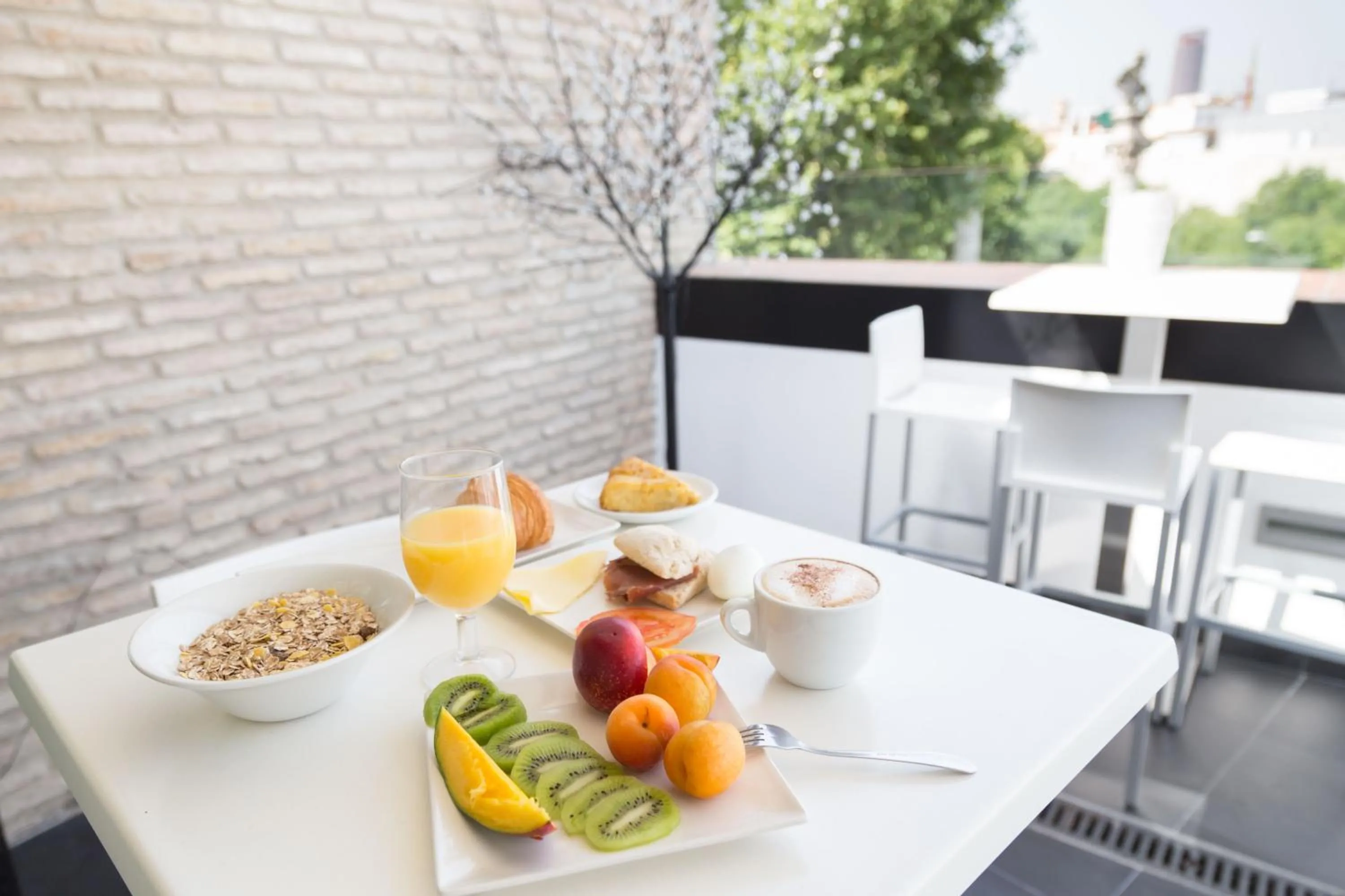 Food and drinks in Patio de La Alameda