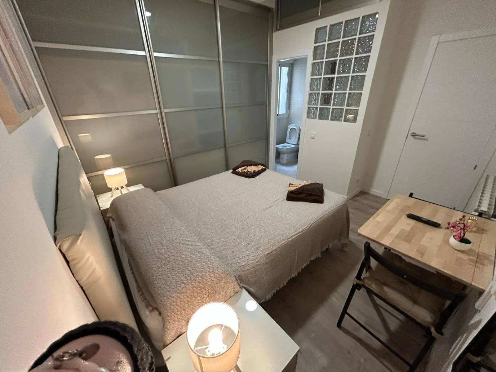 Double Room with Private Bathroom in Habitaciones en Embajadores