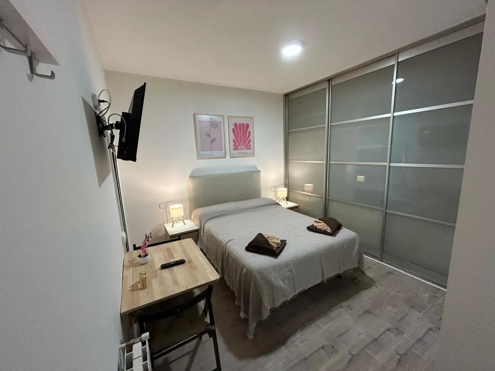 Double Room with Private Bathroom in Habitaciones en Embajadores Double Room with Private Bathroom in Habitaciones en Embajadores