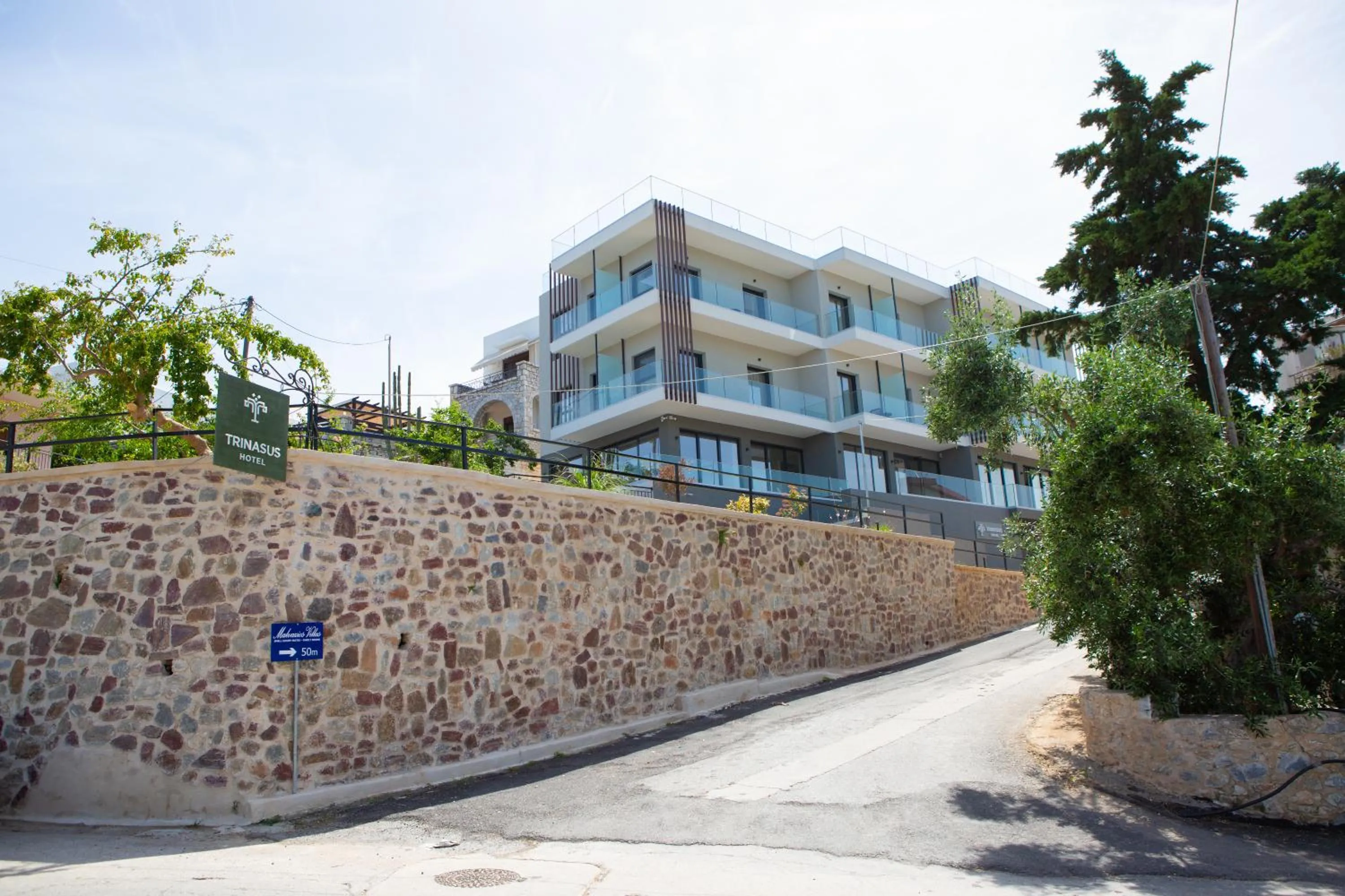Trinasus Hotel