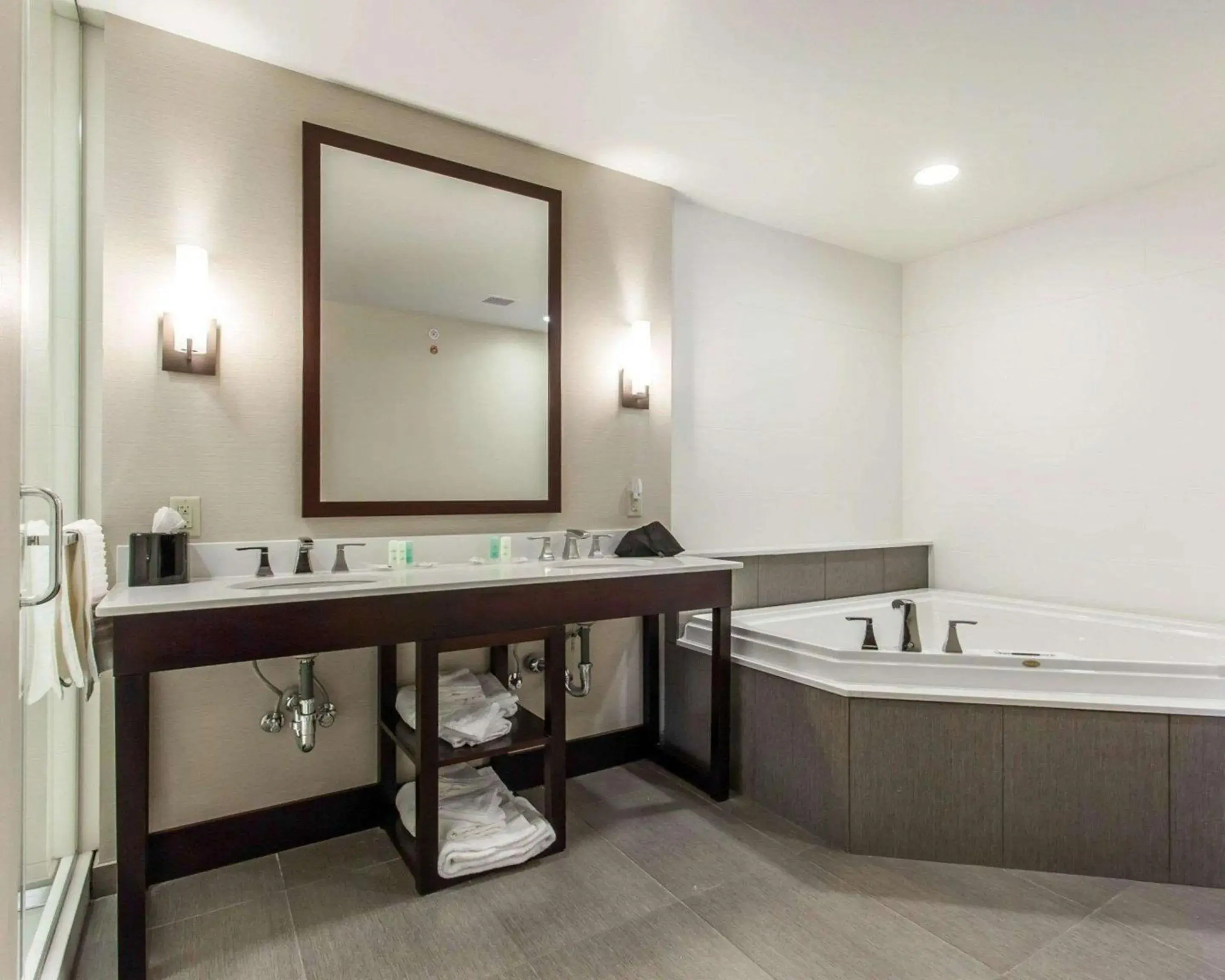 Bedroom in Comfort Suites-Youngstown North Bedroom in Comfort Suites-Youngstown North